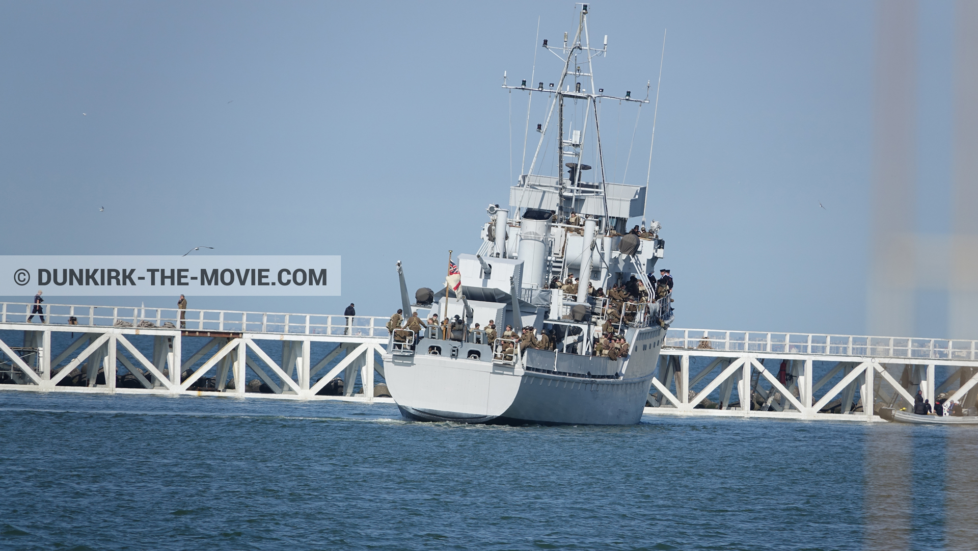 Fotos con cielo azul, F34 - Hr.Ms. Sittard, extras, muelle del ESTE, mares calma,  durante el rodaje de la película Dunkerque de Nolan