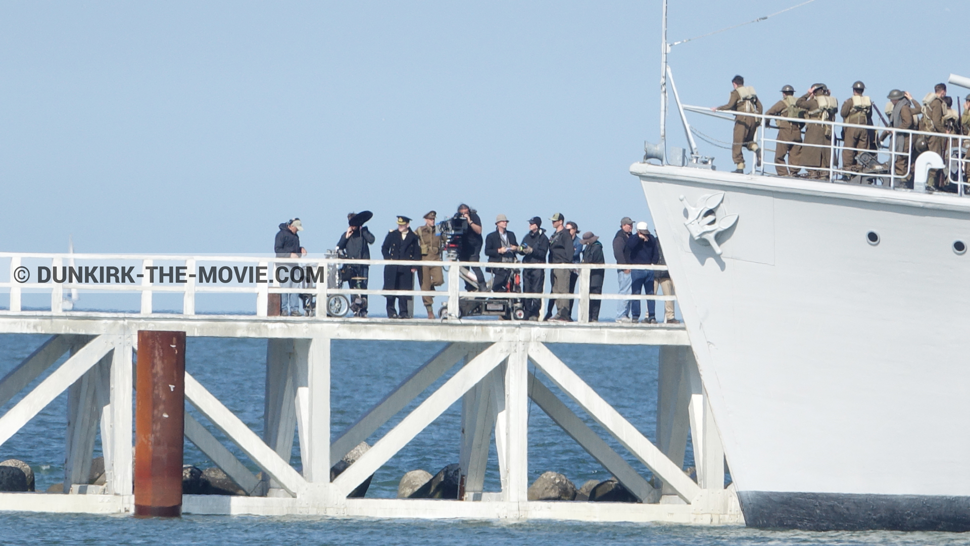 Photo avec acteur, caméra IMAX, ciel bleu, figurants, H32 - Hr.Ms. Sittard, Hoyte van Hoytema, jetée EST, Kenneth Branagh, mer calme, Christopher Nolan,  des dessous du Film Dunkerque de Nolan