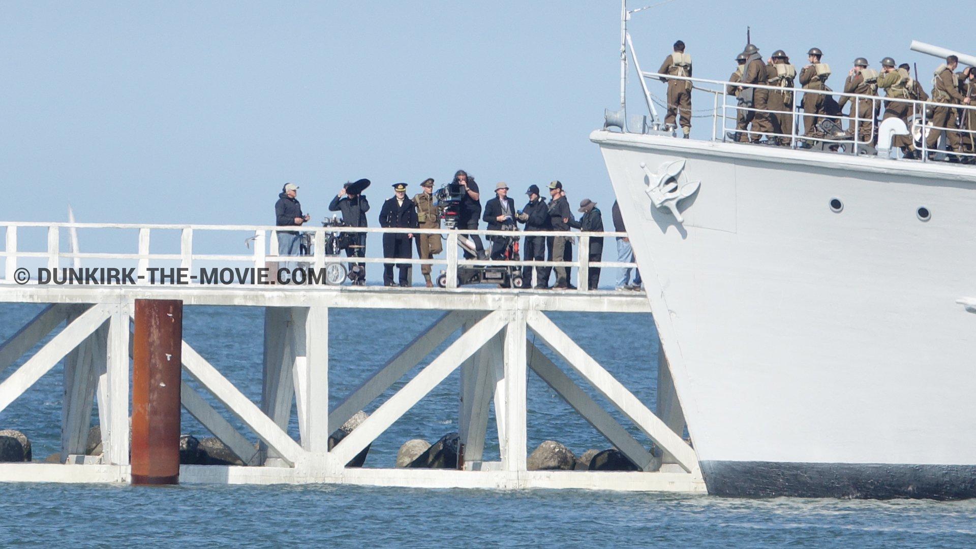 Photo avec acteur, camÃ©ra IMAX, ciel bleu, figurants, H32 - Hr.Ms. Sittard, Hoyte van Hoytema, jetÃ©e EST, Kenneth Branagh, mer calme, Christopher Nolan,  des dessous du Film Dunkerque de Nolan