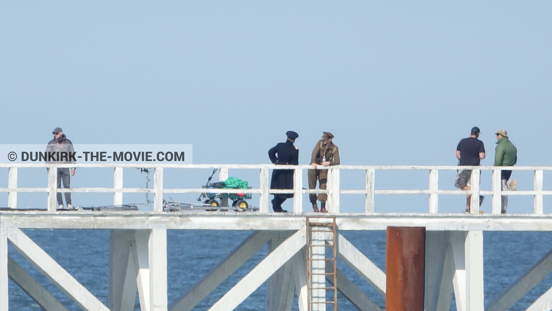 Photo avec acteur, ciel bleu, jetée EST, mer calme, équipe technique,  des dessous du Film Dunkerque de Nolan