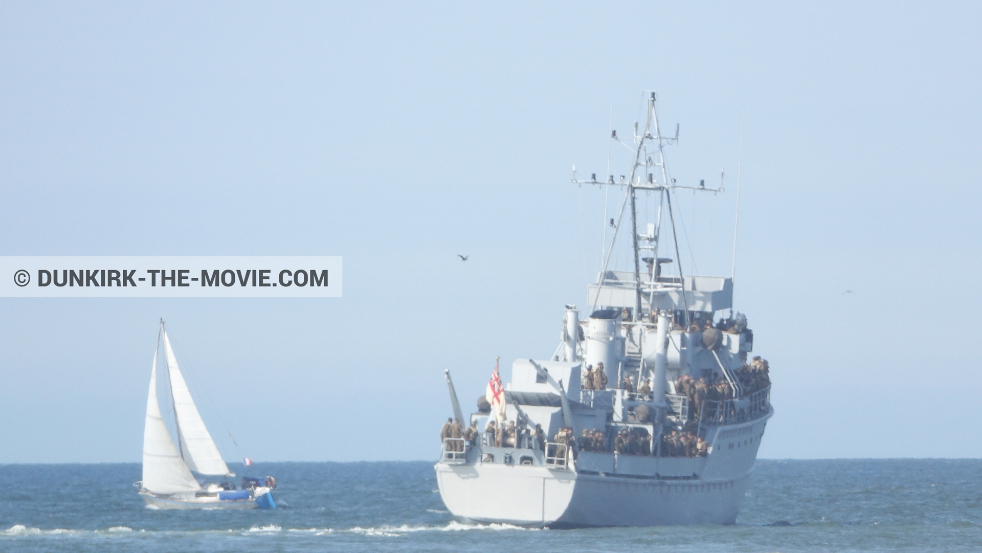 Fotos con cielo azul, F34 - Hr.Ms. Sittard, mares calma,  durante el rodaje de la película Dunkerque de Nolan