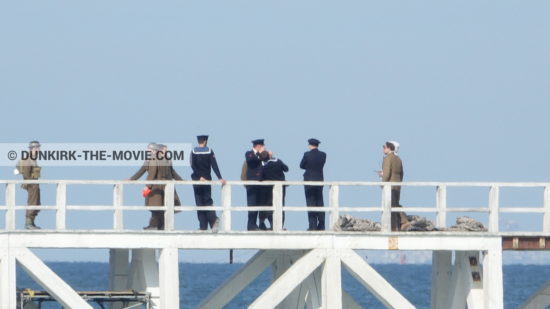 Photo avec acteur, ciel bleu, figurants, jetÃ©e EST, Ã©quipe technique,  des dessous du Film Dunkerque de Nolan