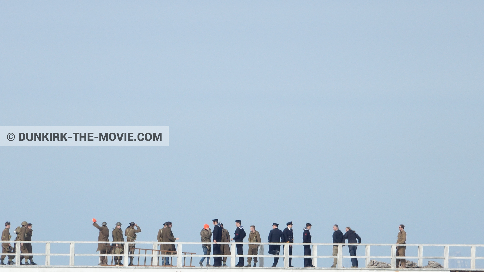 Photo avec ciel bleu, figurants, jetÃ©e EST, Ã©quipe technique,  des dessous du Film Dunkerque de Nolan