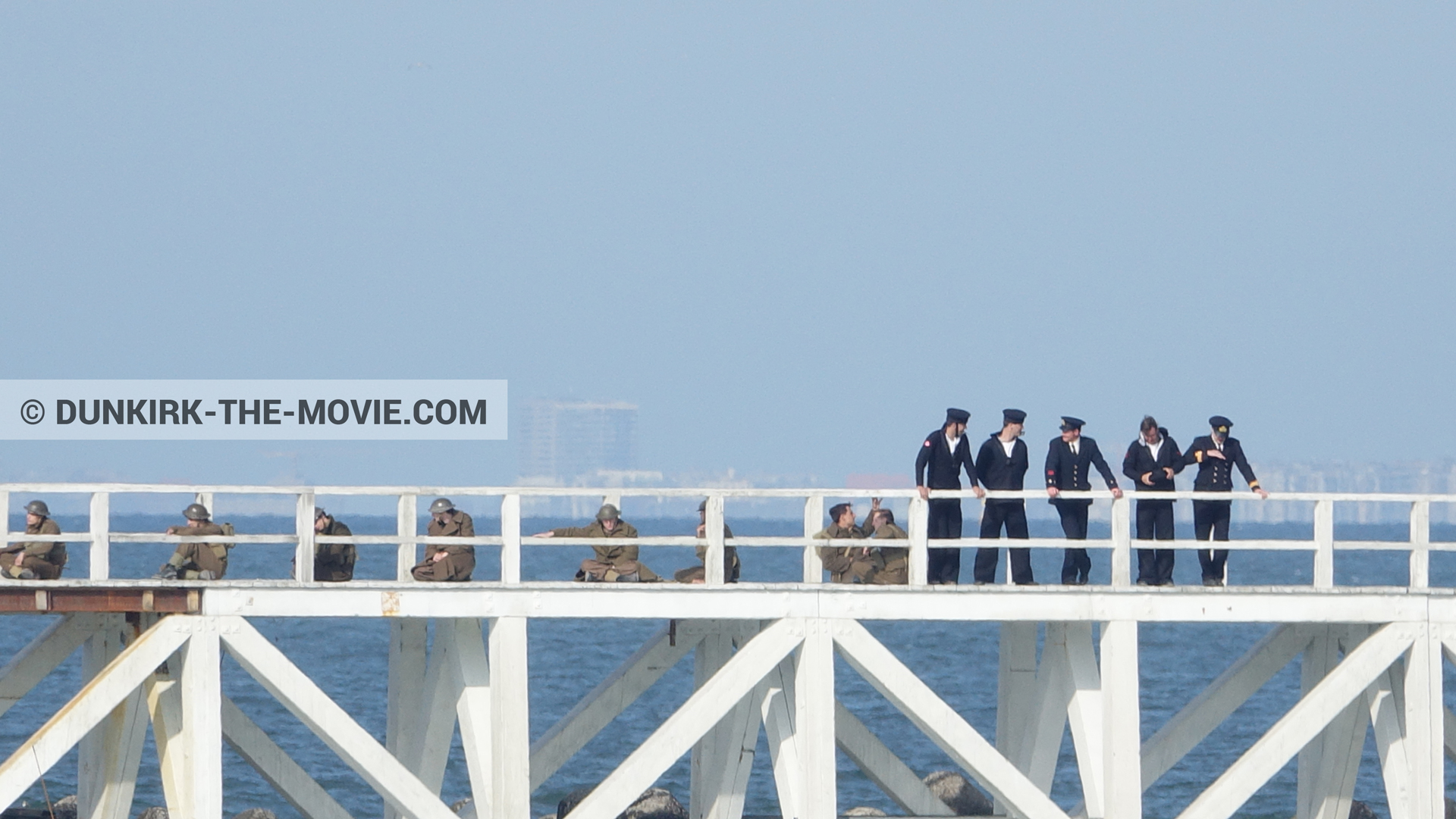 Photo avec ciel bleu, figurants, jetée EST,  des dessous du Film Dunkerque de Nolan
