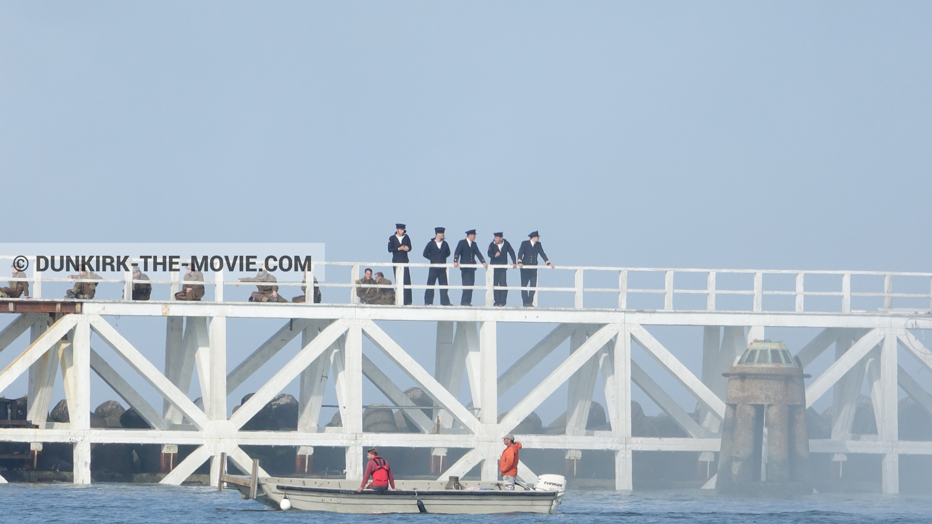 Fotos con cielo azul, extras, humo blanco, muelle del ESTE,  durante el rodaje de la película Dunkerque de Nolan