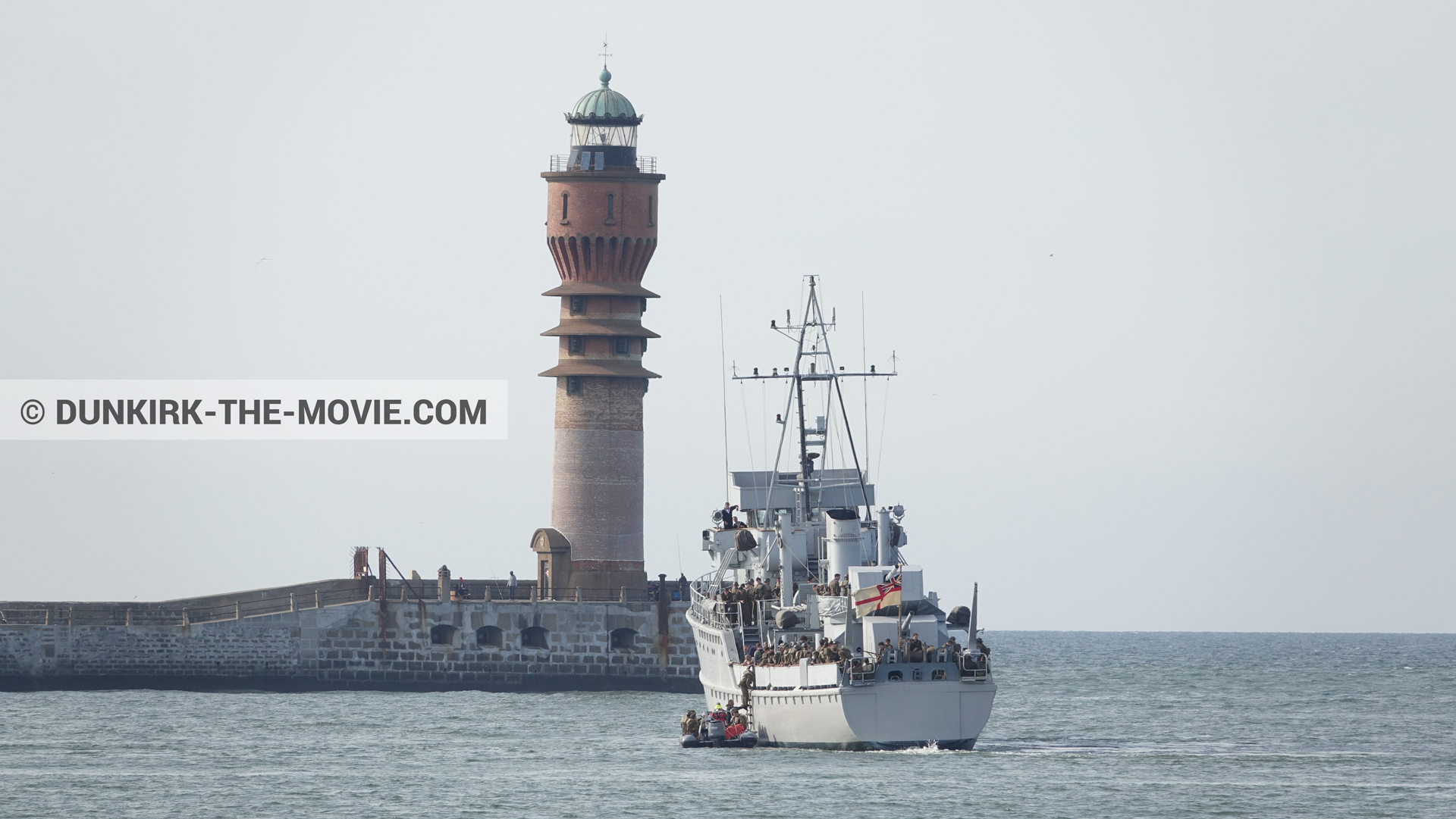 Fotos con F34 - Hr.Ms. Sittard, mares calma, faro de Saint-Pol-sur-Mer,  durante el rodaje de la película Dunkerque de Nolan