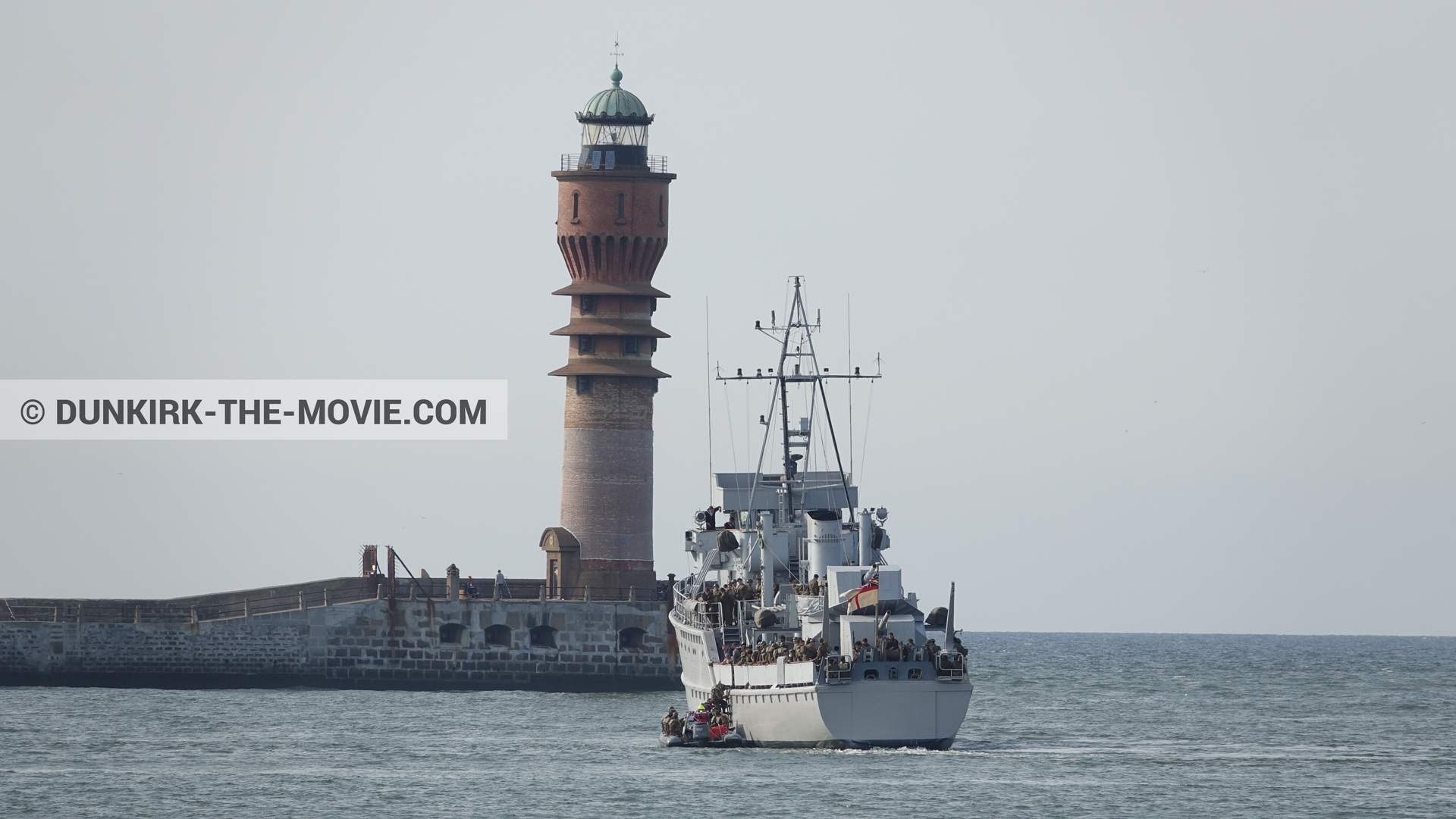 Photo avec F34 - Hr.Ms. Sittard, mer calme, phare de St Pol sur Mer,  des dessous du Film Dunkerque de Nolan