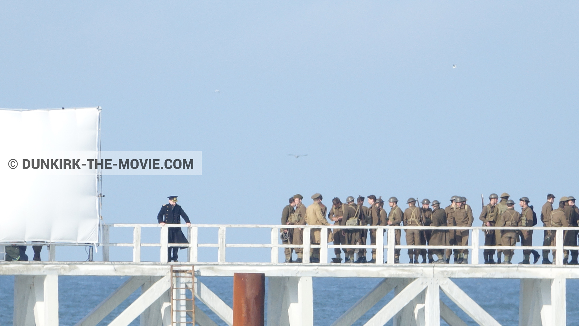 Fotos con actor, cielo azul, extras, muelle del ESTE, Kenneth Branagh,  durante el rodaje de la película Dunkerque de Nolan