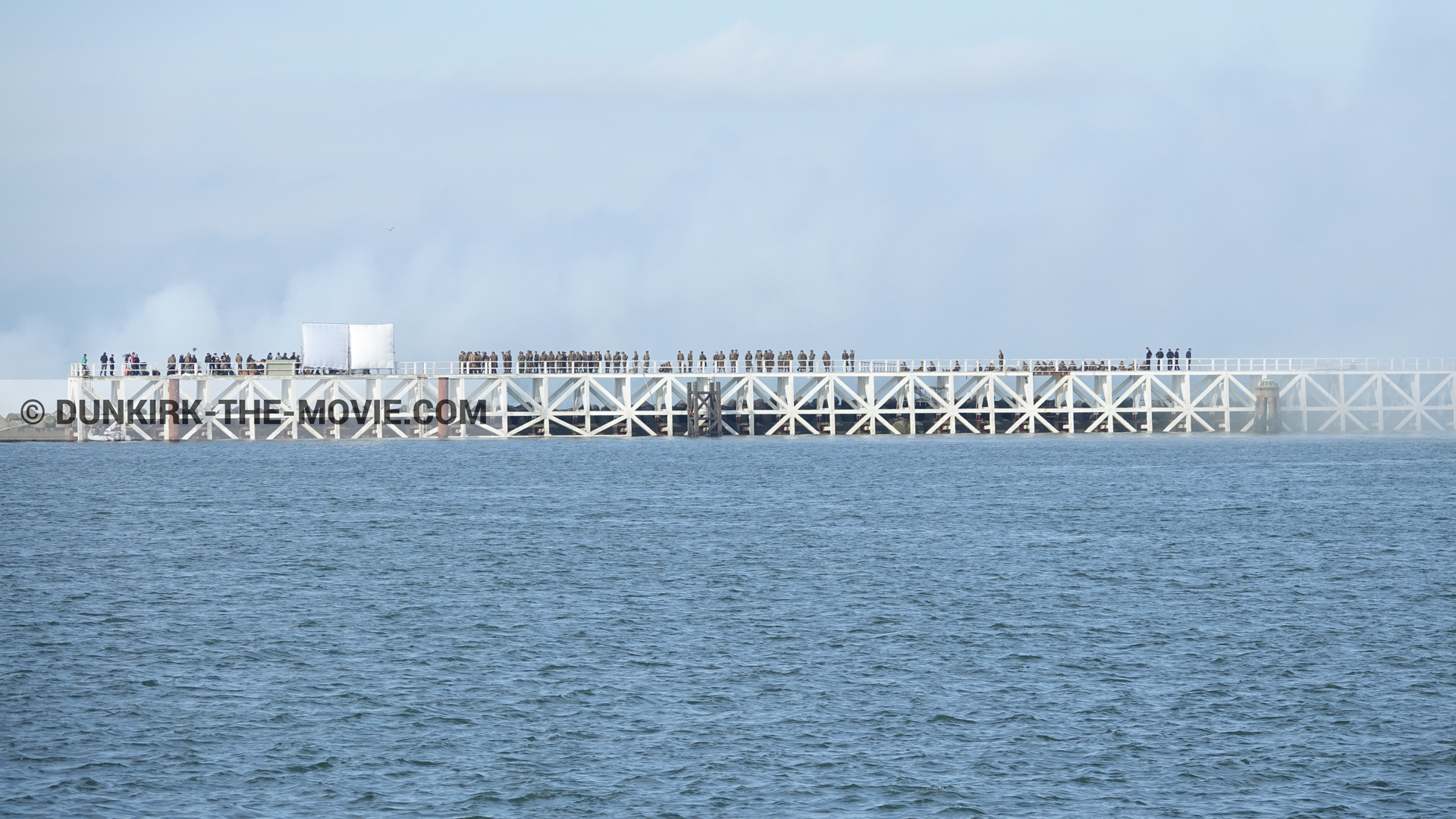Photo avec fumée blanche, jetée EST, mer calme,  des dessous du Film Dunkerque de Nolan