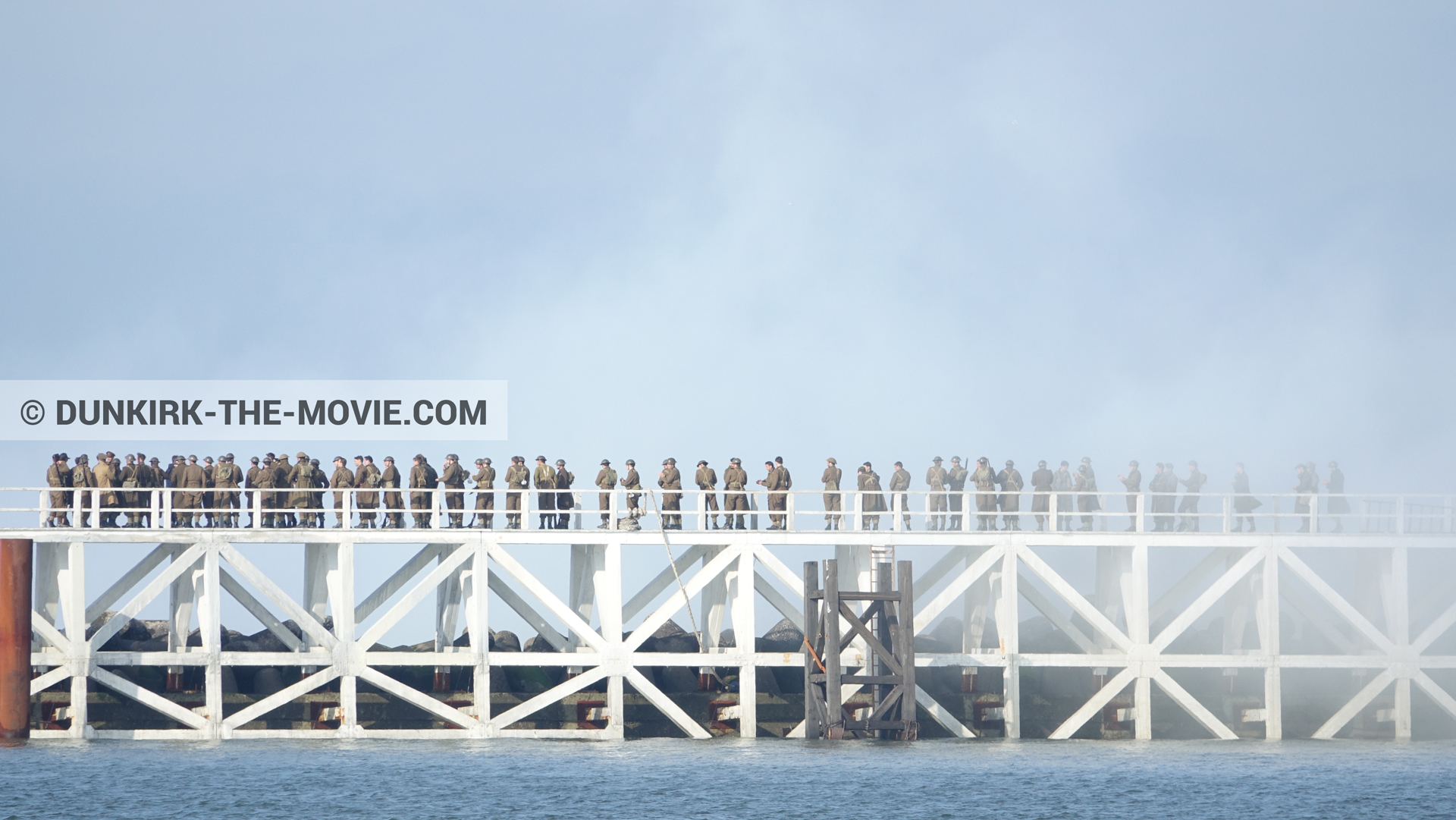 Fotos con extras, humo blanco, muelle del ESTE,  durante el rodaje de la película Dunkerque de Nolan