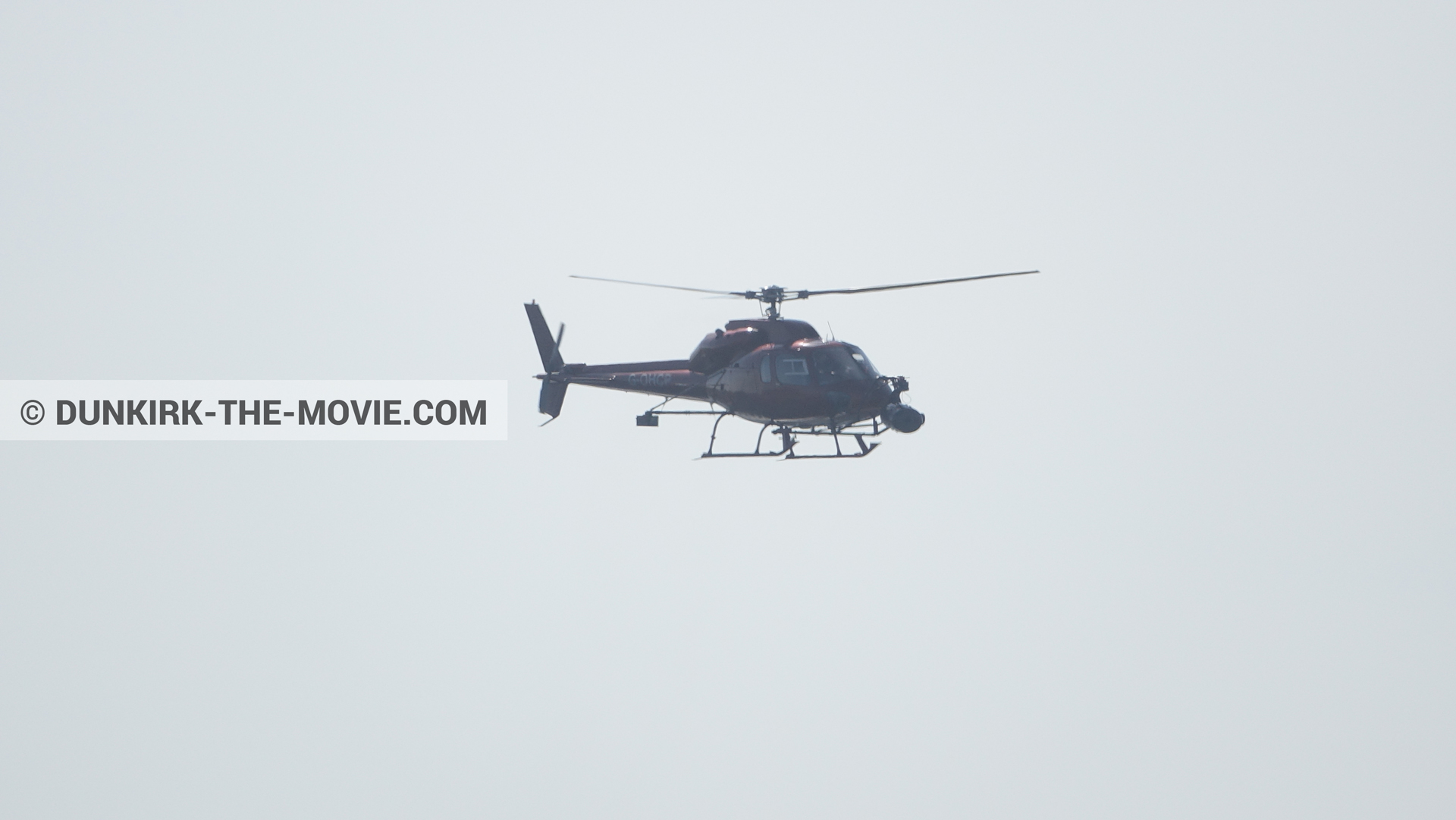 Photo avec ciel gris, hélicoptère caméra,  des dessous du Film Dunkerque de Nolan