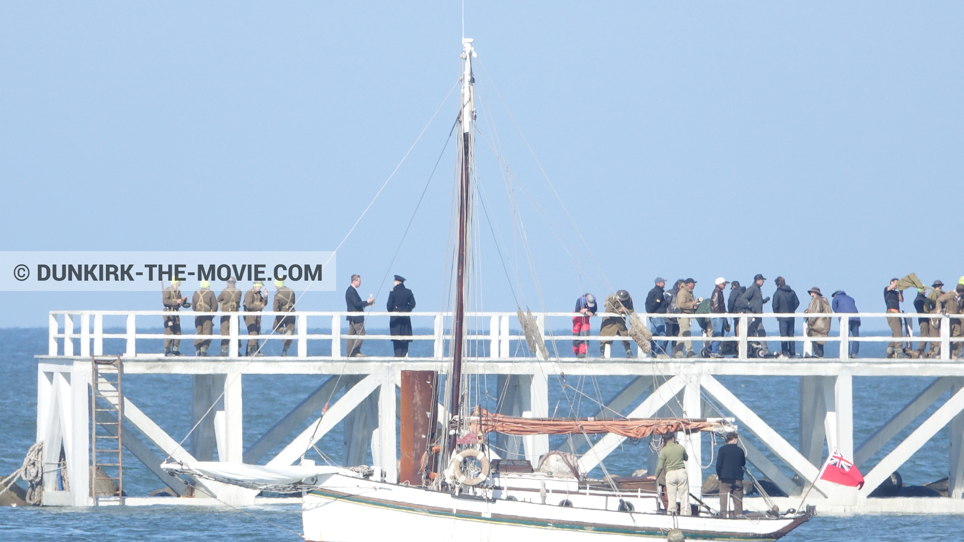 Fotos con barco, extras, Hoyte van Hoytema, muelle del ESTE, Kenneth Branagh, Christopher Nolan, equipo técnica,  durante el rodaje de la película Dunkerque de Nolan