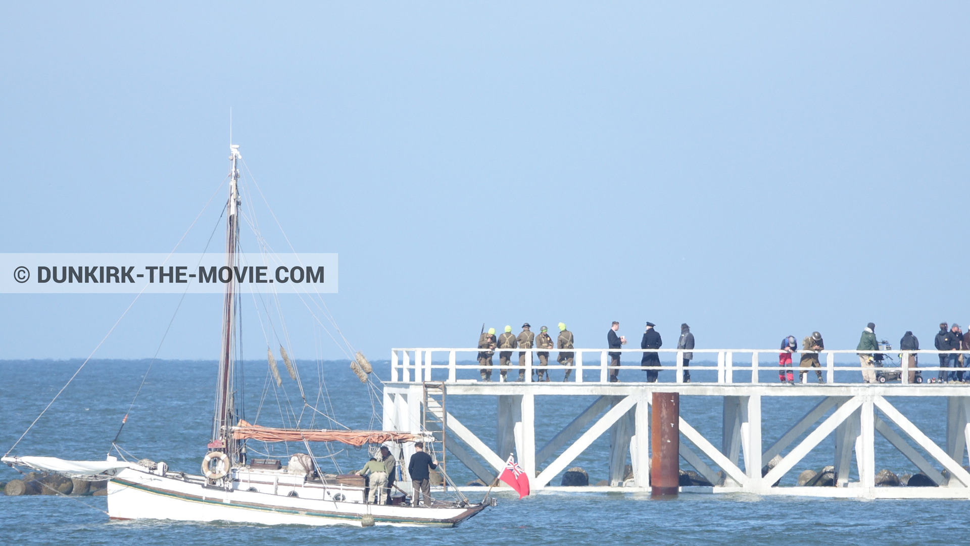 Photo avec bateau, ciel bleu, figurants, Hoyte van Hoytema, jetée EST, Kenneth Branagh, Christopher Nolan,  des dessous du Film Dunkerque de Nolan