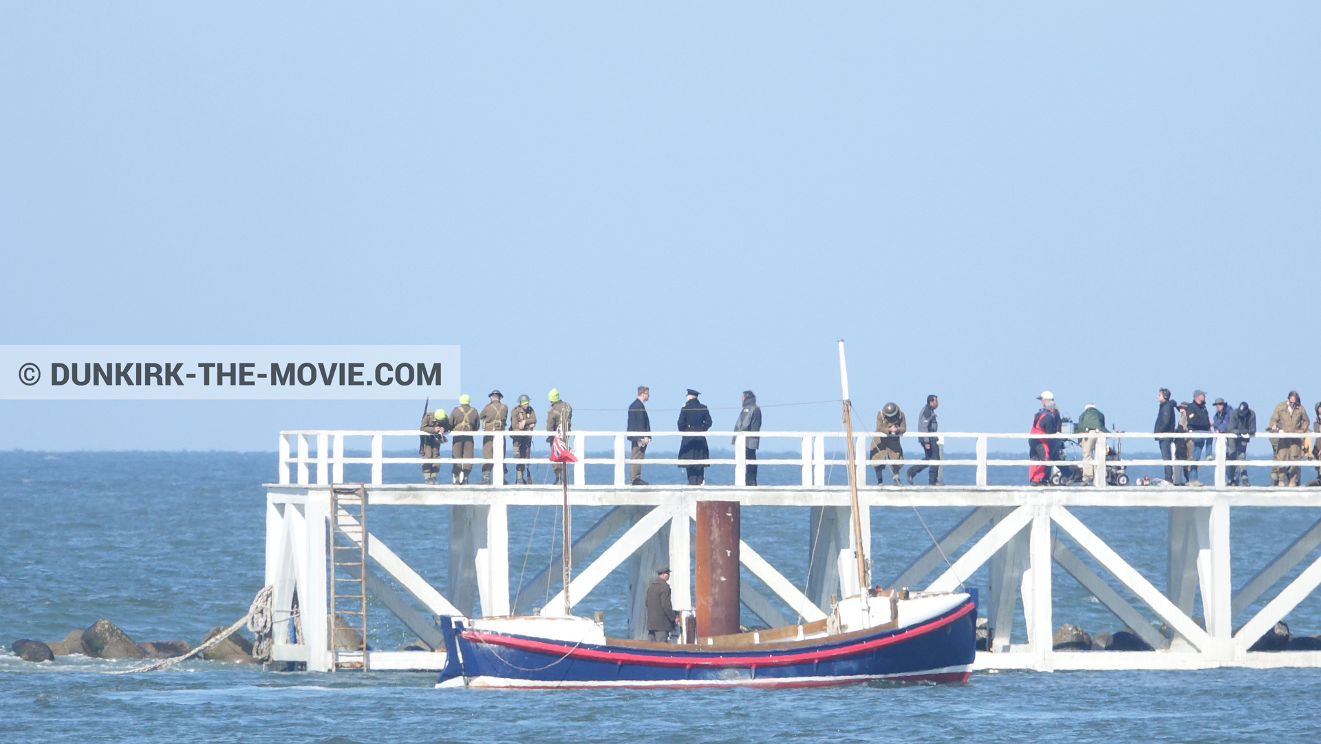 Photo avec bateau, ciel bleu, figurants, Hoyte van Hoytema, jetÃ©e EST, Kenneth Branagh, Christopher Nolan, canot de sauvetage Henry Finlay,  des dessous du Film Dunkerque de Nolan