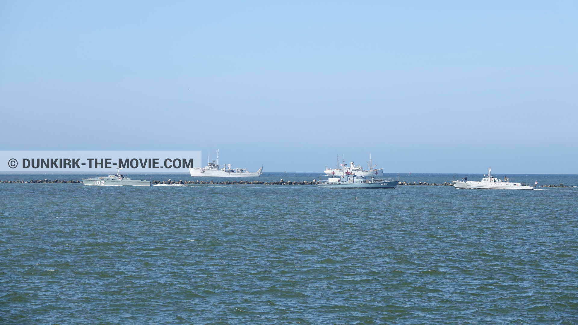 Photo avec bateau, ciel bleu, mer calme,  des dessous du Film Dunkerque de Nolan