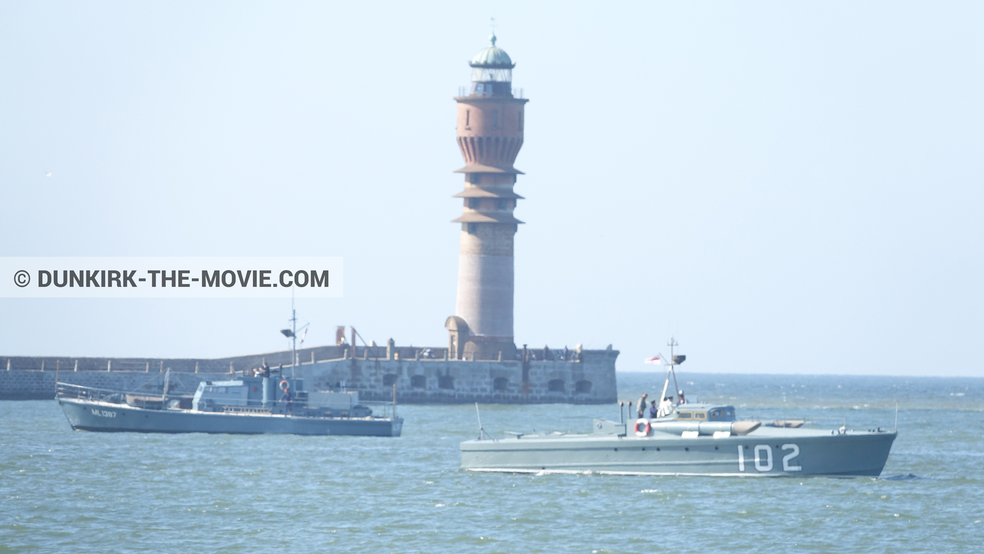 Photo avec bateau, ciel bleu, phare de St Pol sur Mer,  des dessous du Film Dunkerque de Nolan