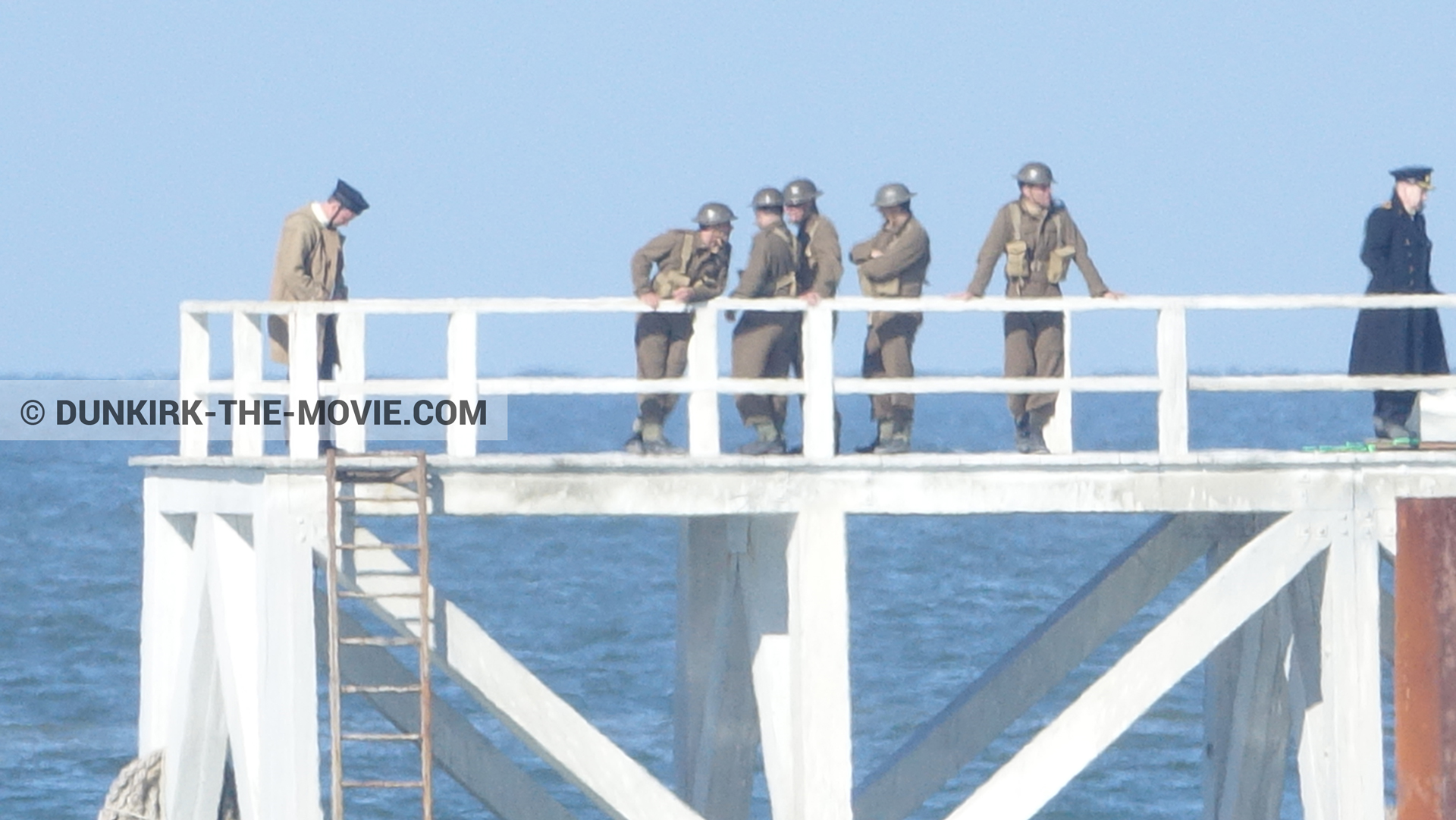 Fotos con actor, cielo azul, extras, muelle del ESTE, mares calma,  durante el rodaje de la película Dunkerque de Nolan