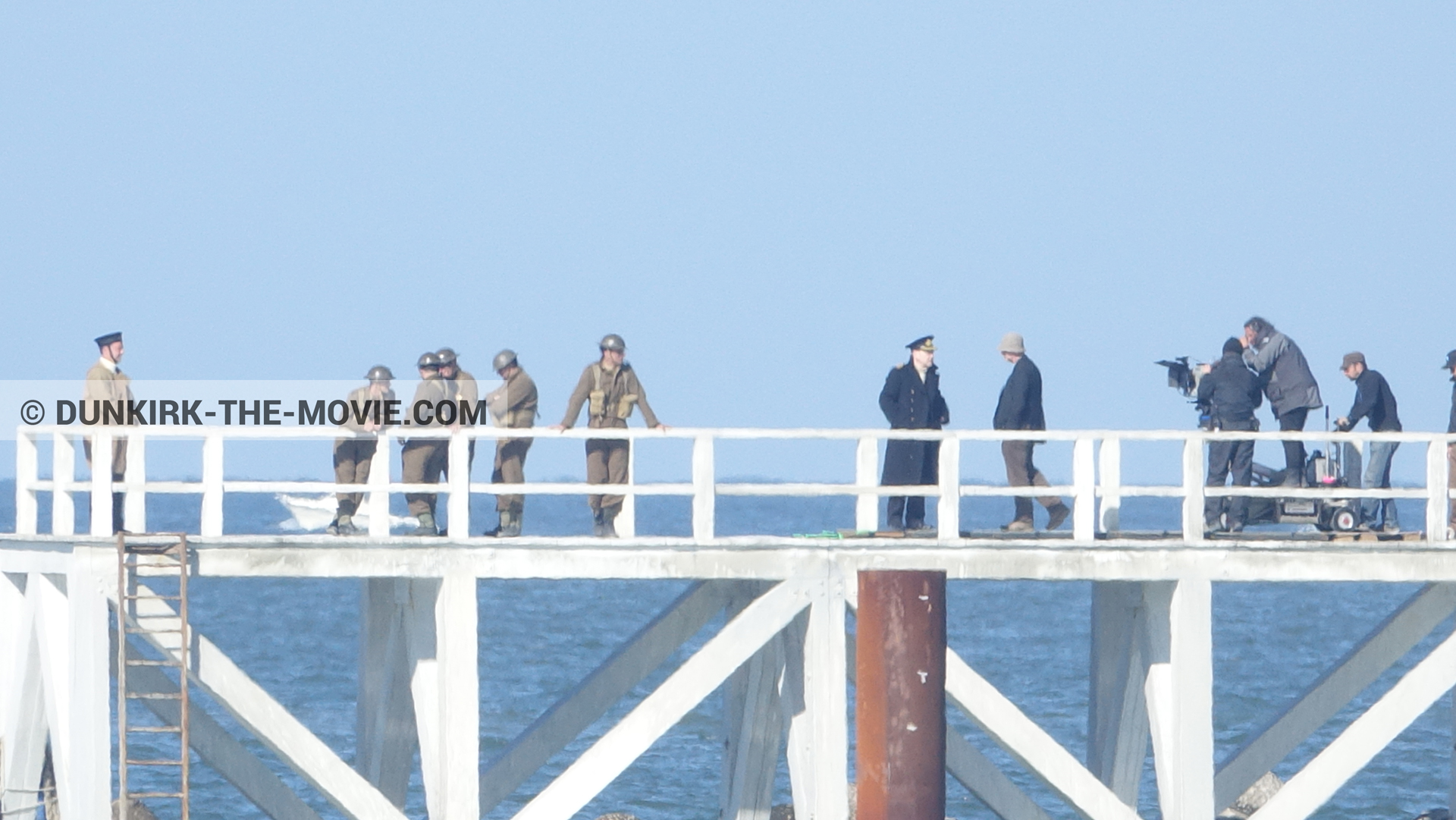 Photo avec acteur, camÃ©ra IMAX, ciel bleu, figurants, Hoyte van Hoytema, jetÃ©e EST, Kenneth Branagh, Ã©quipe technique,  des dessous du Film Dunkerque de Nolan