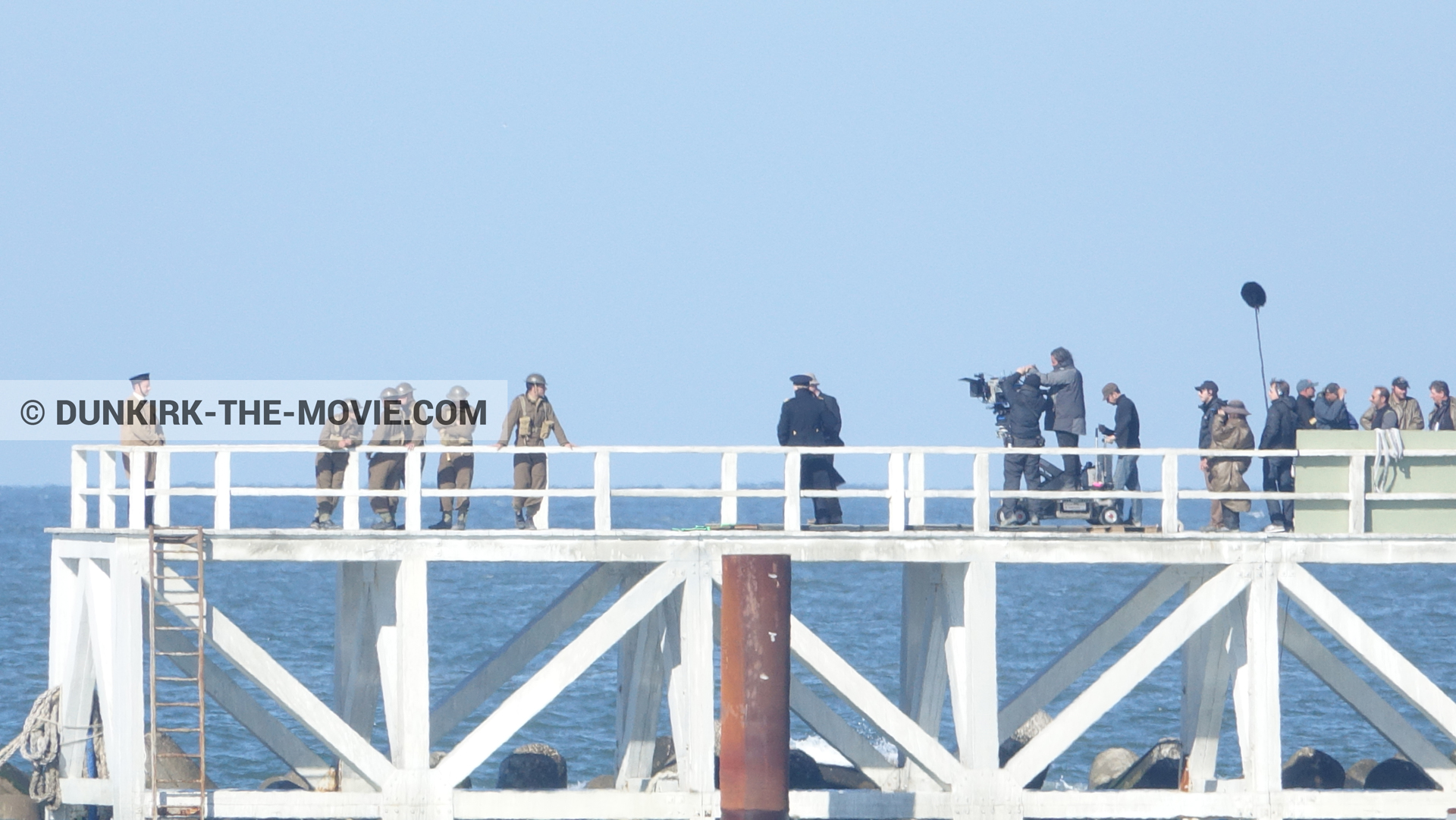 Photo avec acteur, camÃ©ra IMAX, ciel bleu, figurants, Hoyte van Hoytema, jetÃ©e EST, Kenneth Branagh, Ã©quipe technique,  des dessous du Film Dunkerque de Nolan