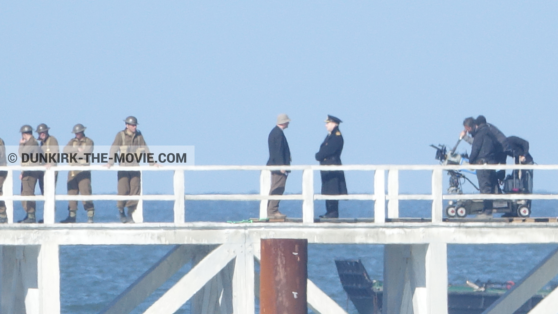 Photo avec acteur, camÃ©ra IMAX, ciel bleu, figurants, Hoyte van Hoytema, jetÃ©e EST, Kenneth Branagh, Christopher Nolan, Ã©quipe technique,  des dessous du Film Dunkerque de Nolan