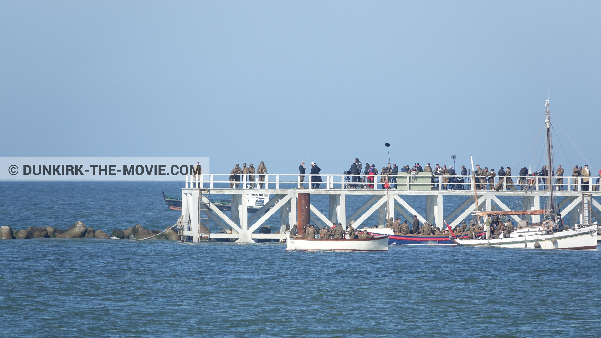 Fotos con cielo azul, extras, muelle del ESTE,  durante el rodaje de la película Dunkerque de Nolan