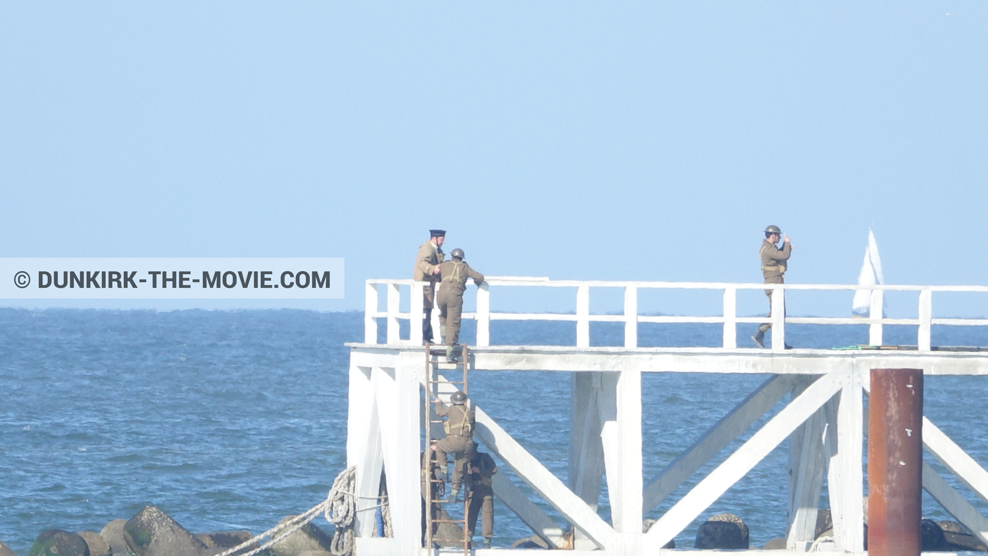 Photo avec acteur, ciel bleu, figurants, jetée EST,  des dessous du Film Dunkerque de Nolan