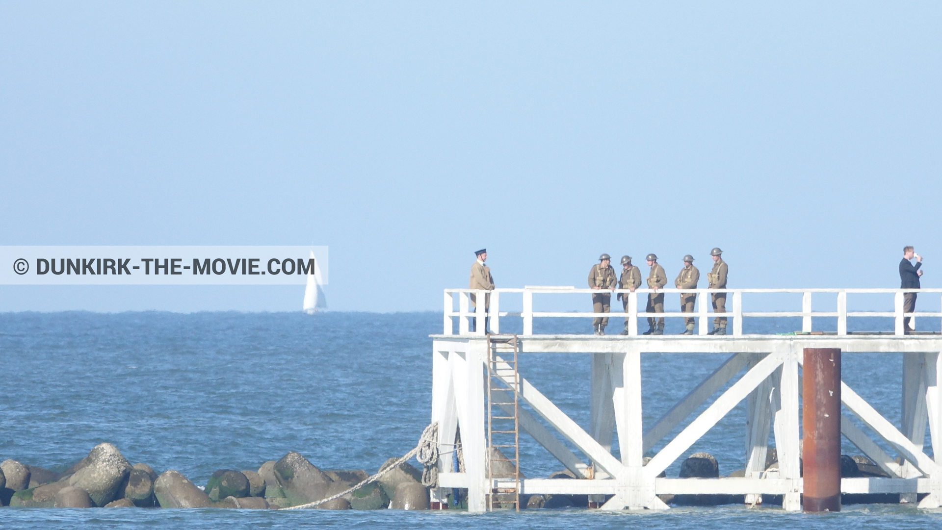 Fotos con actor, cielo azul, extras, muelle del ESTE,  durante el rodaje de la película Dunkerque de Nolan