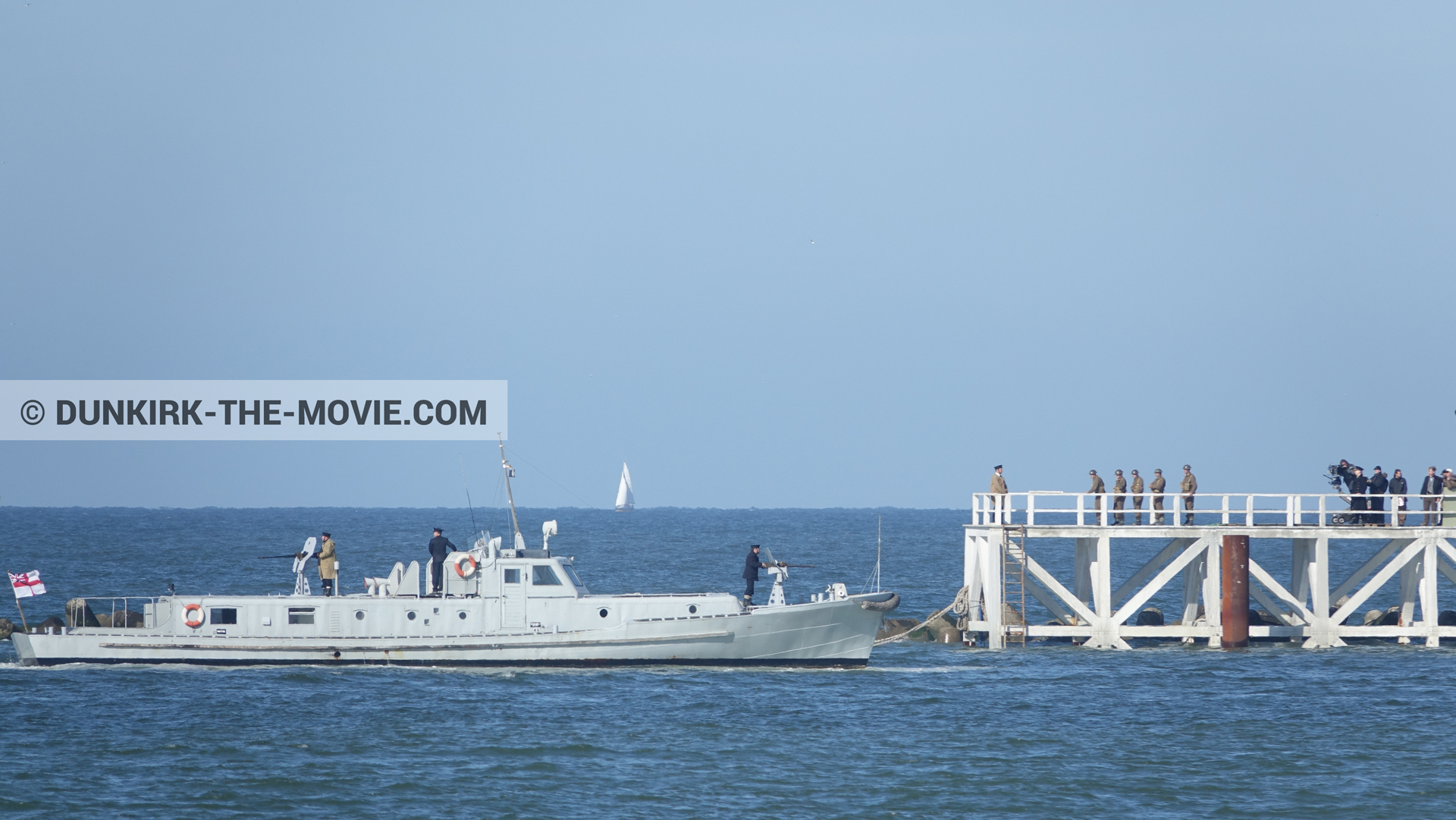 Photo avec bateau, camÃ©ra IMAX, ciel bleu, mer calme, Ã©quipe technique, USN P22,  des dessous du Film Dunkerque de Nolan