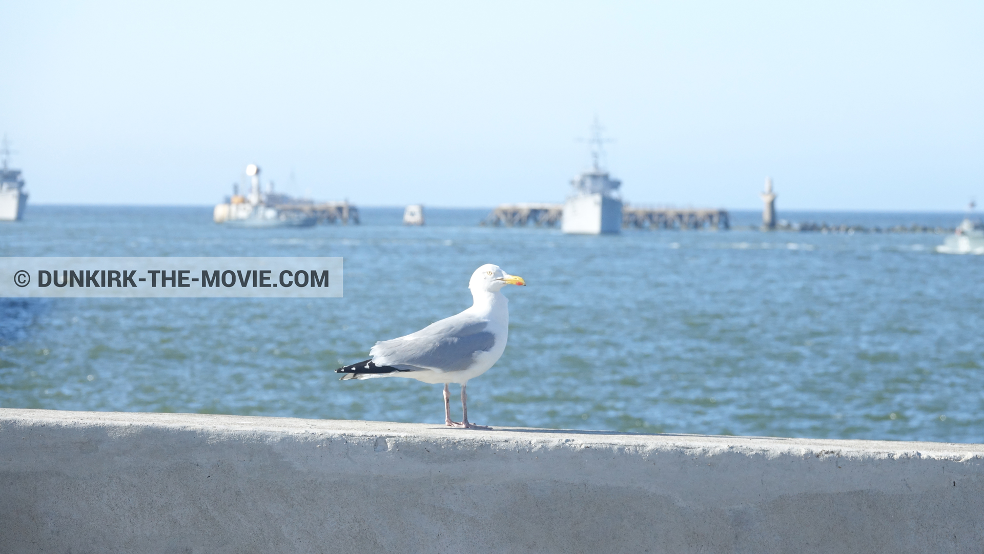 Fotos con barco, cielo azul, mares calma,  durante el rodaje de la película Dunkerque de Nolan