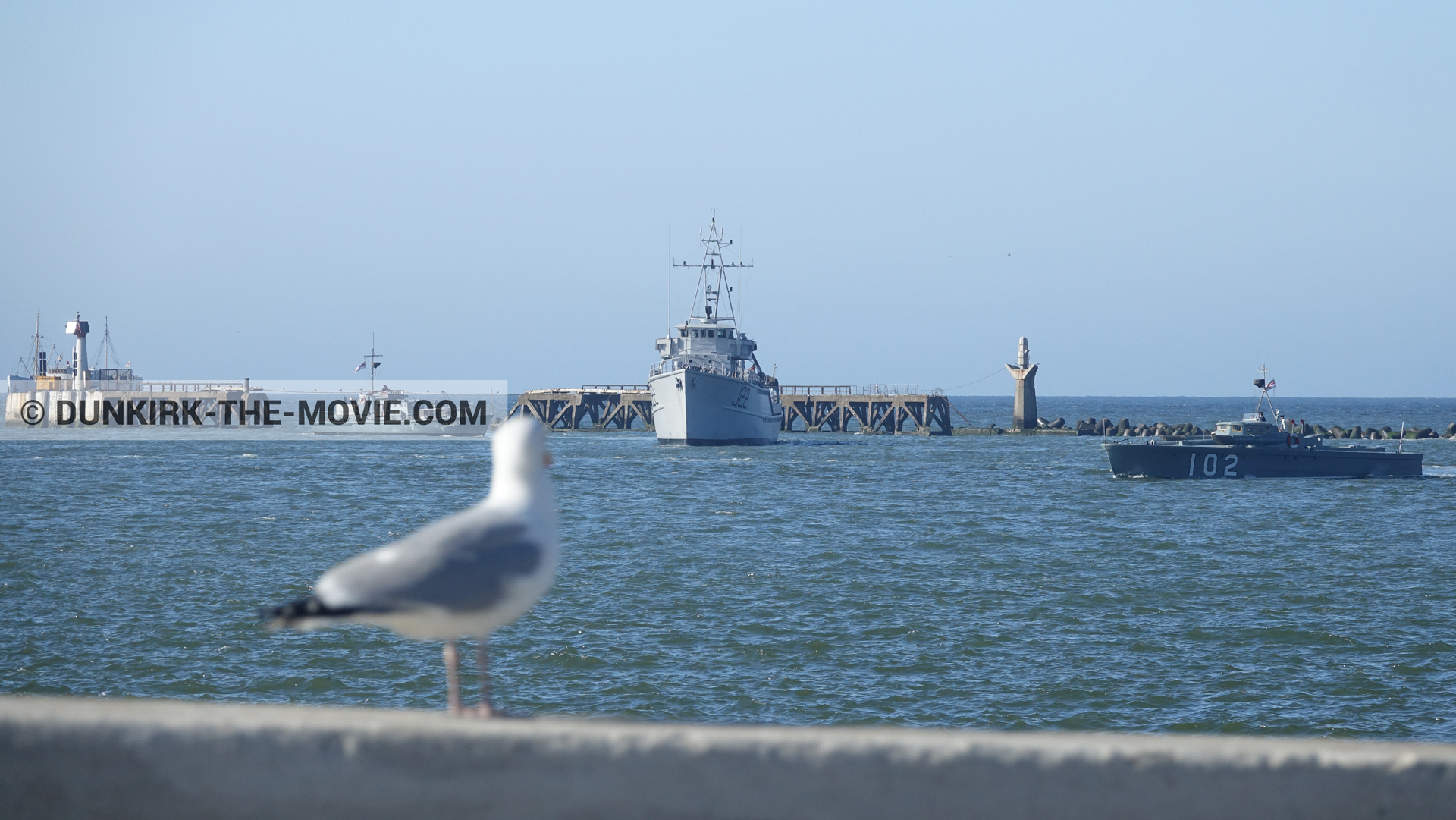 Photo avec bateau, ciel bleu, mer calme,  des dessous du Film Dunkerque de Nolan