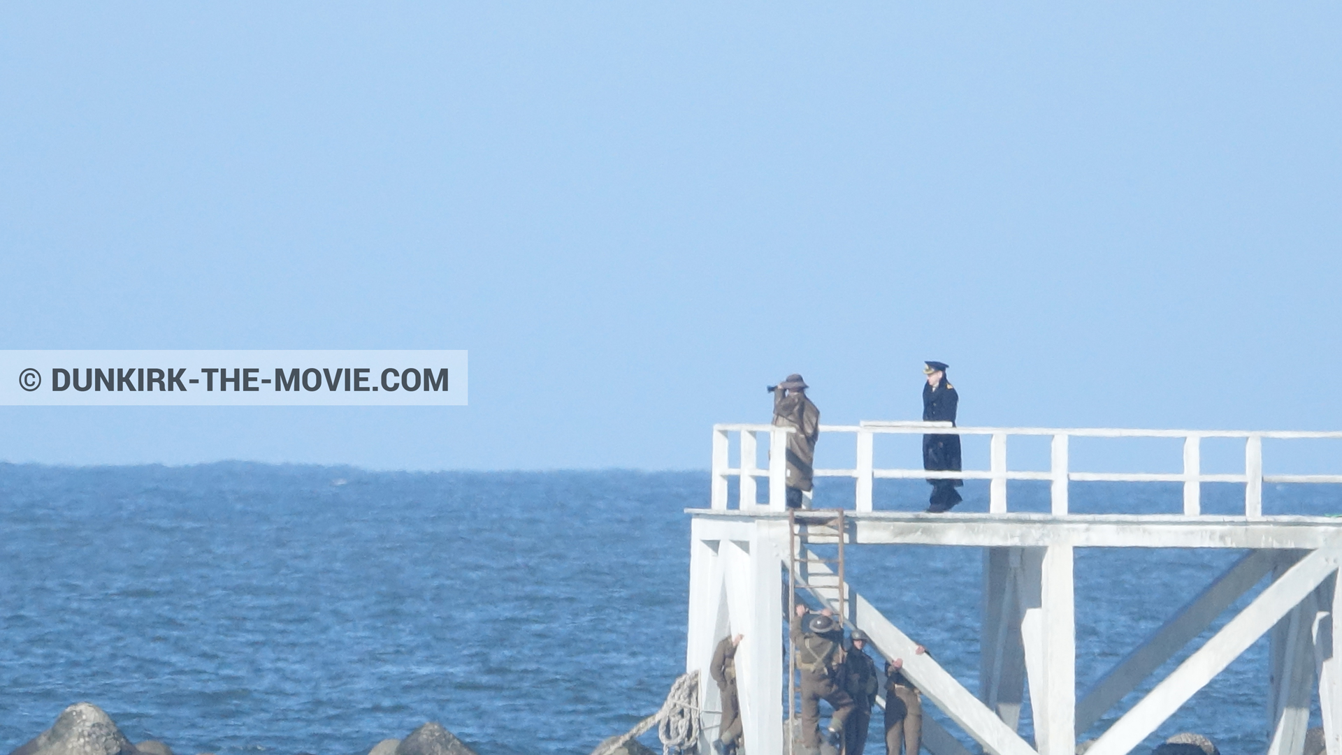 Photo avec bateau, ciel bleu, jetée EST, Kenneth Branagh, mer calme, équipe technique,  des dessous du Film Dunkerque de Nolan