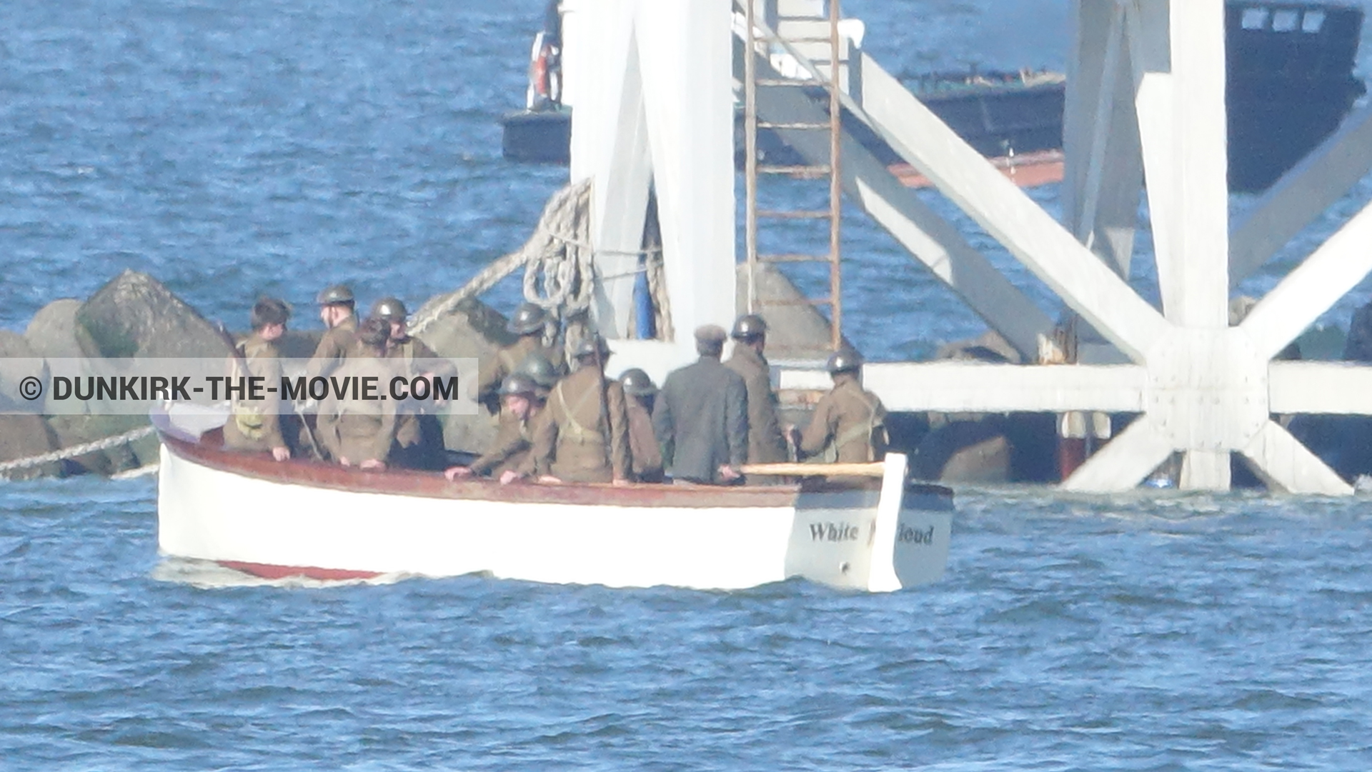 Fotos con barco, cielo azul, extras, muelle del ESTE, mares calma,  durante el rodaje de la película Dunkerque de Nolan