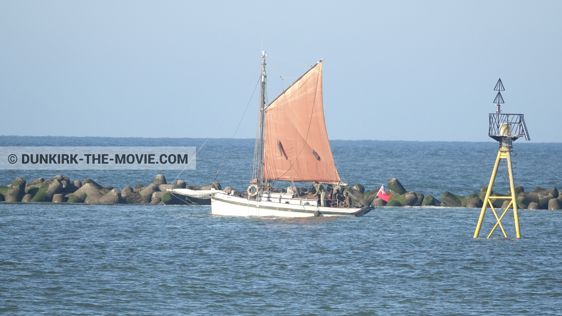 Photo avec bateau, ciel bleu, figurants, mer calme,  des dessous du Film Dunkerque de Nolan