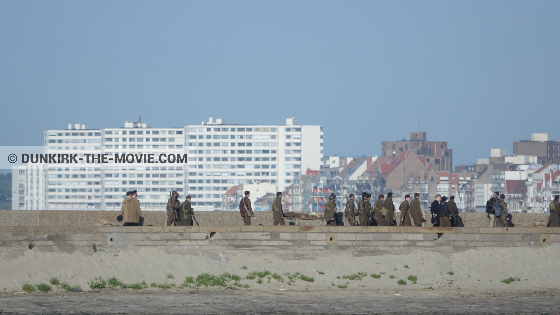 Photo avec ciel bleu, figurants, jetée EST, Malo les Bains, Christopher Nolan,  des dessous du Film Dunkerque de Nolan