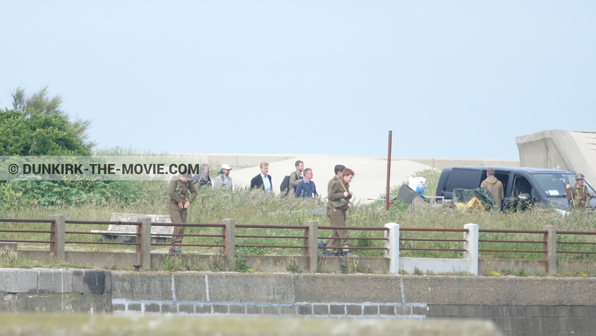 Fotos con extras, Hoyte van Hoytema, Christopher Nolan,  durante el rodaje de la película Dunkerque de Nolan