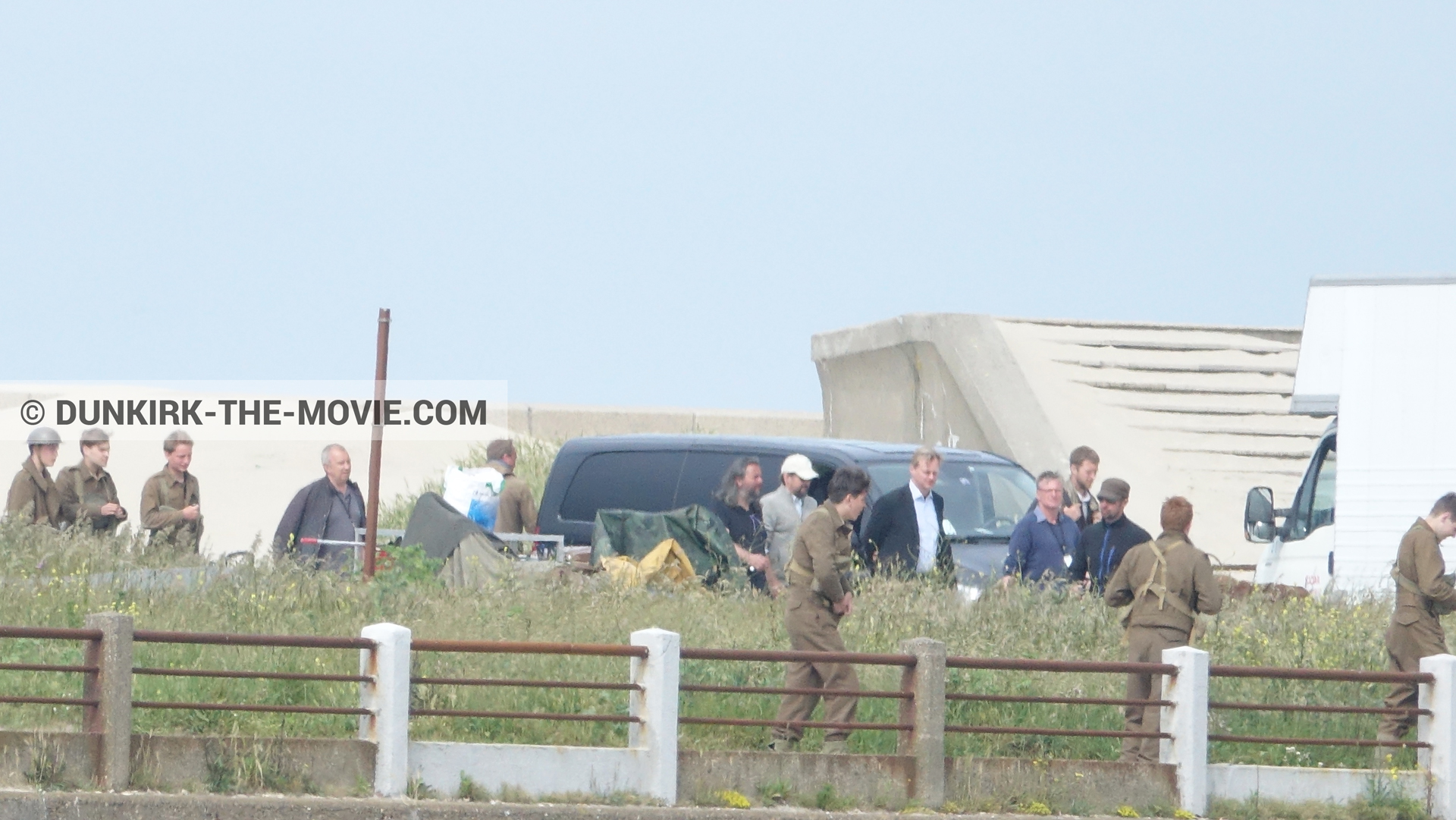 Photo avec figurants, Hoyte van Hoytema, Christopher Nolan,  des dessous du Film Dunkerque de Nolan