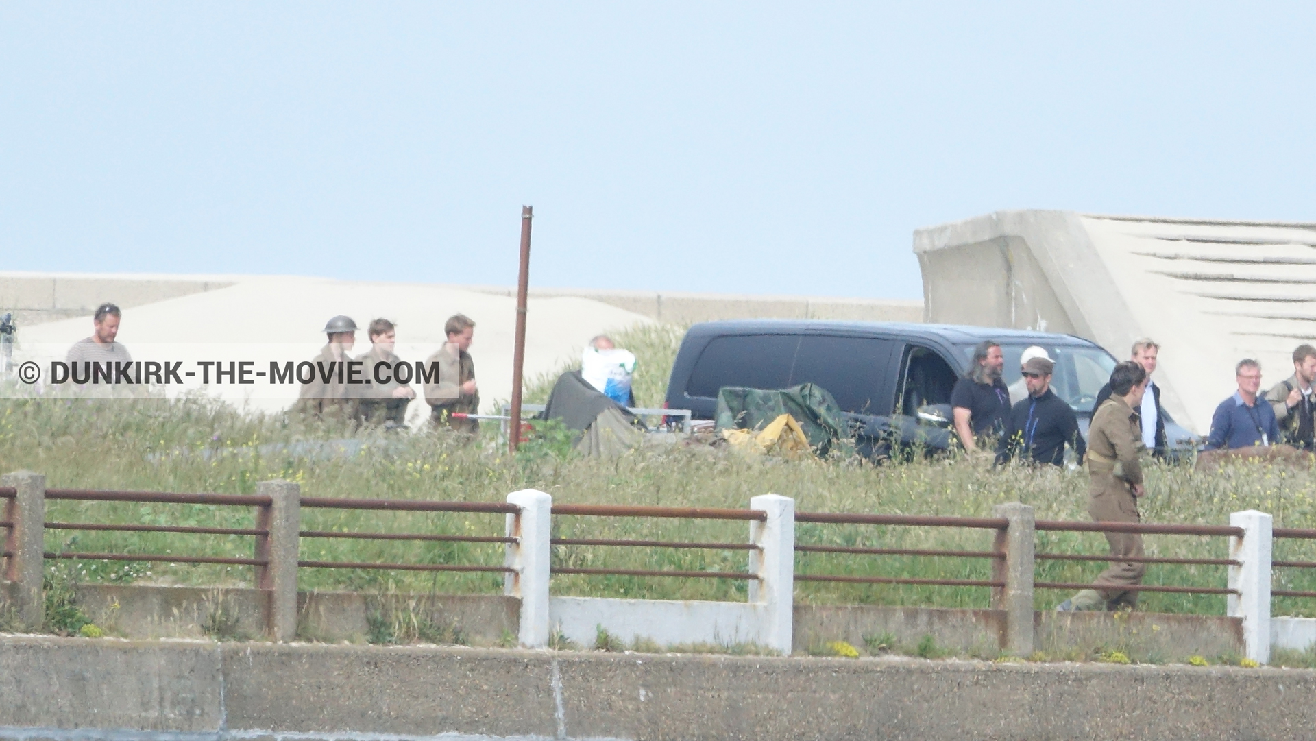 Fotos con extras, Hoyte van Hoytema, Christopher Nolan,  durante el rodaje de la película Dunkerque de Nolan