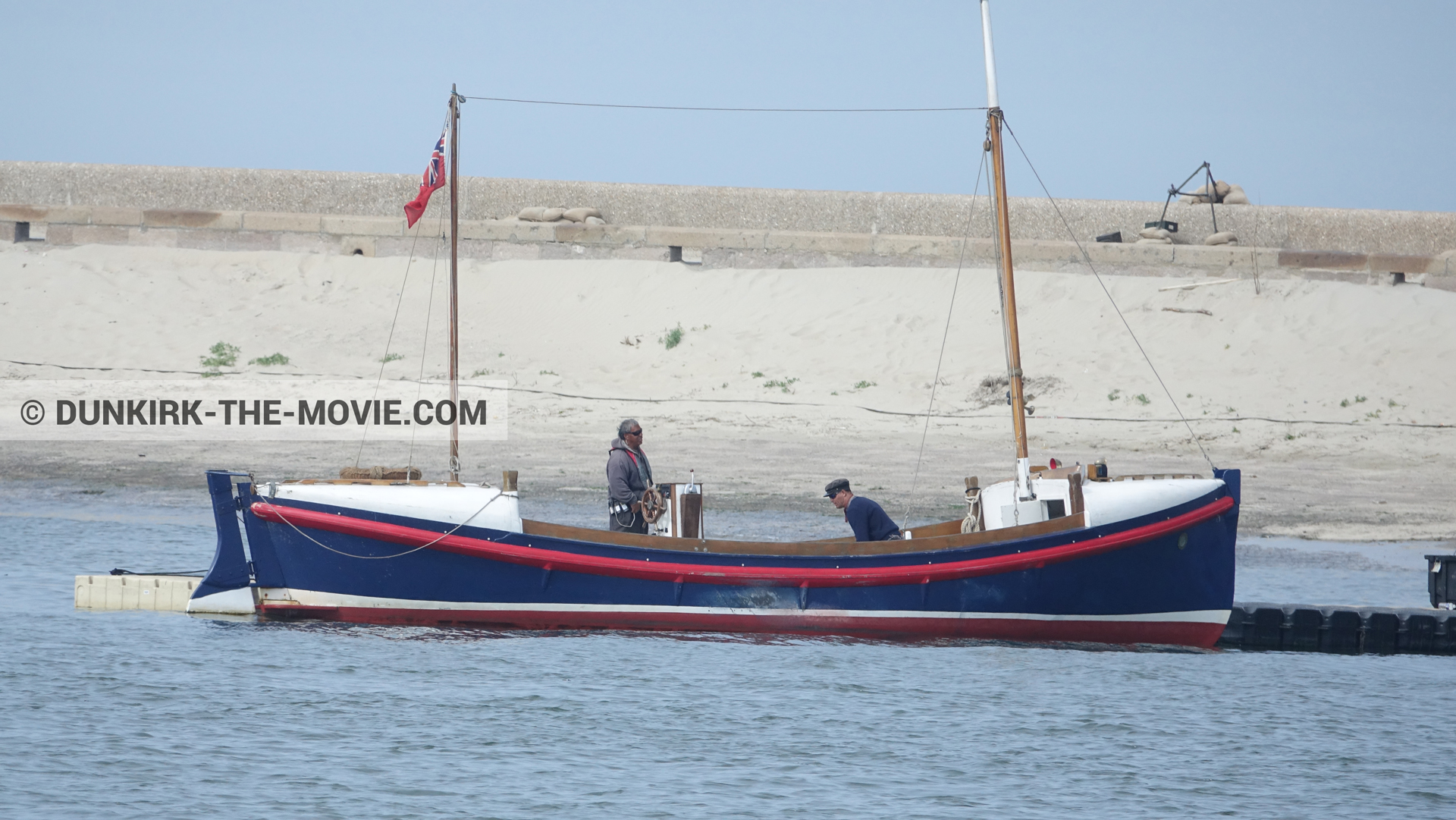 Photo avec bateau, jetée EST, mer calme, canot de sauvetage Henry Finlay,  des dessous du Film Dunkerque de Nolan