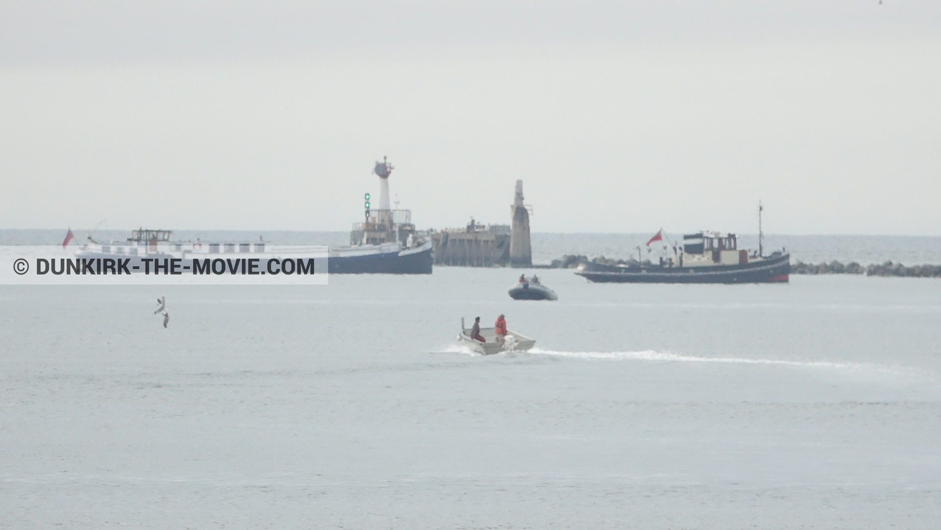 Fotos con barco, cielo gris, mares calma, zodiaco,  durante el rodaje de la película Dunkerque de Nolan
