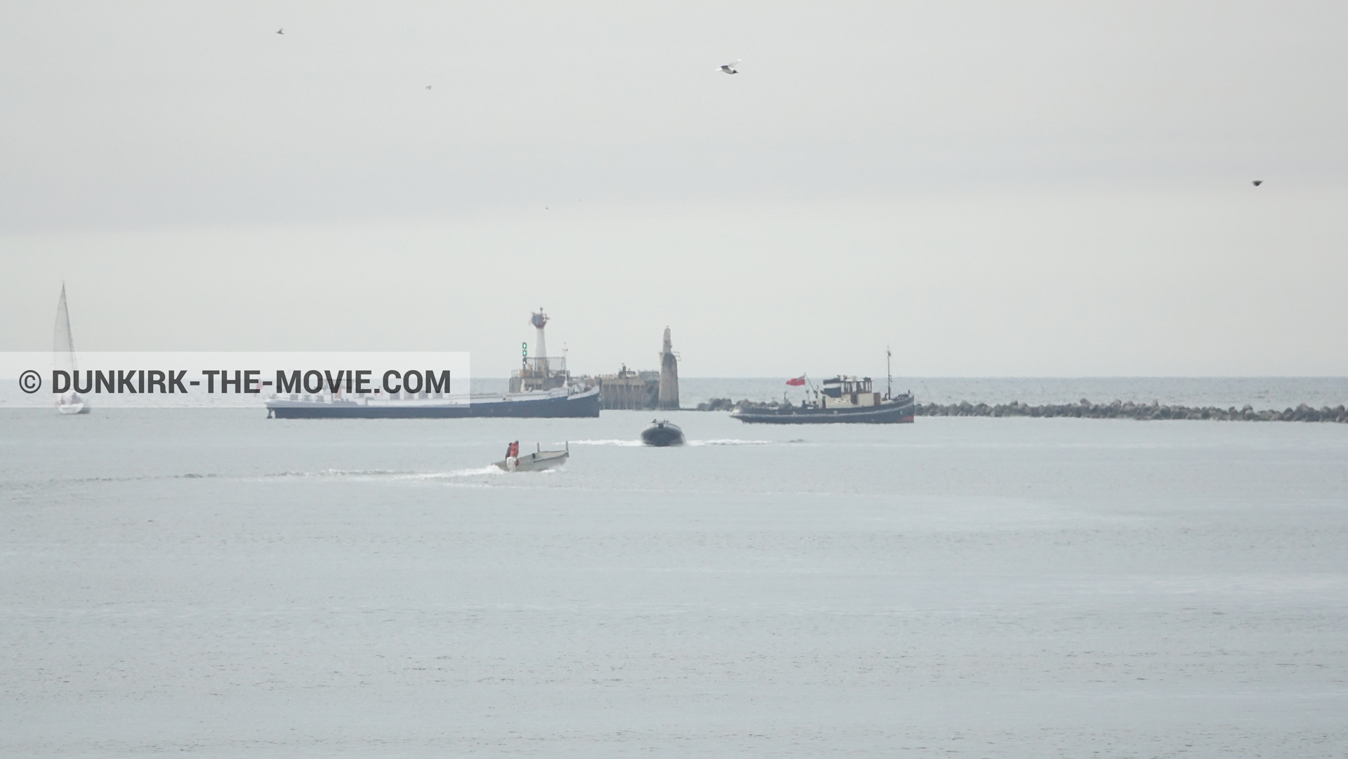 Photo avec bateau, ciel gris, mer calme, zodiac,  des dessous du Film Dunkerque de Nolan