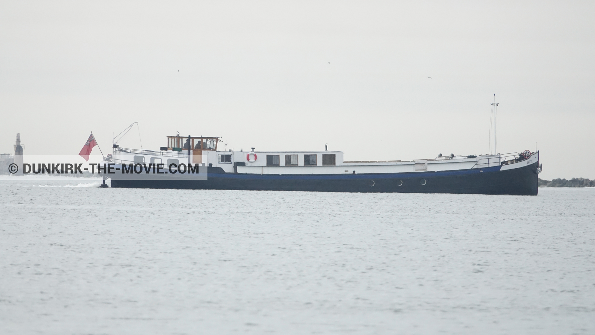 Fotos con barco, cielo gris,  durante el rodaje de la película Dunkerque de Nolan