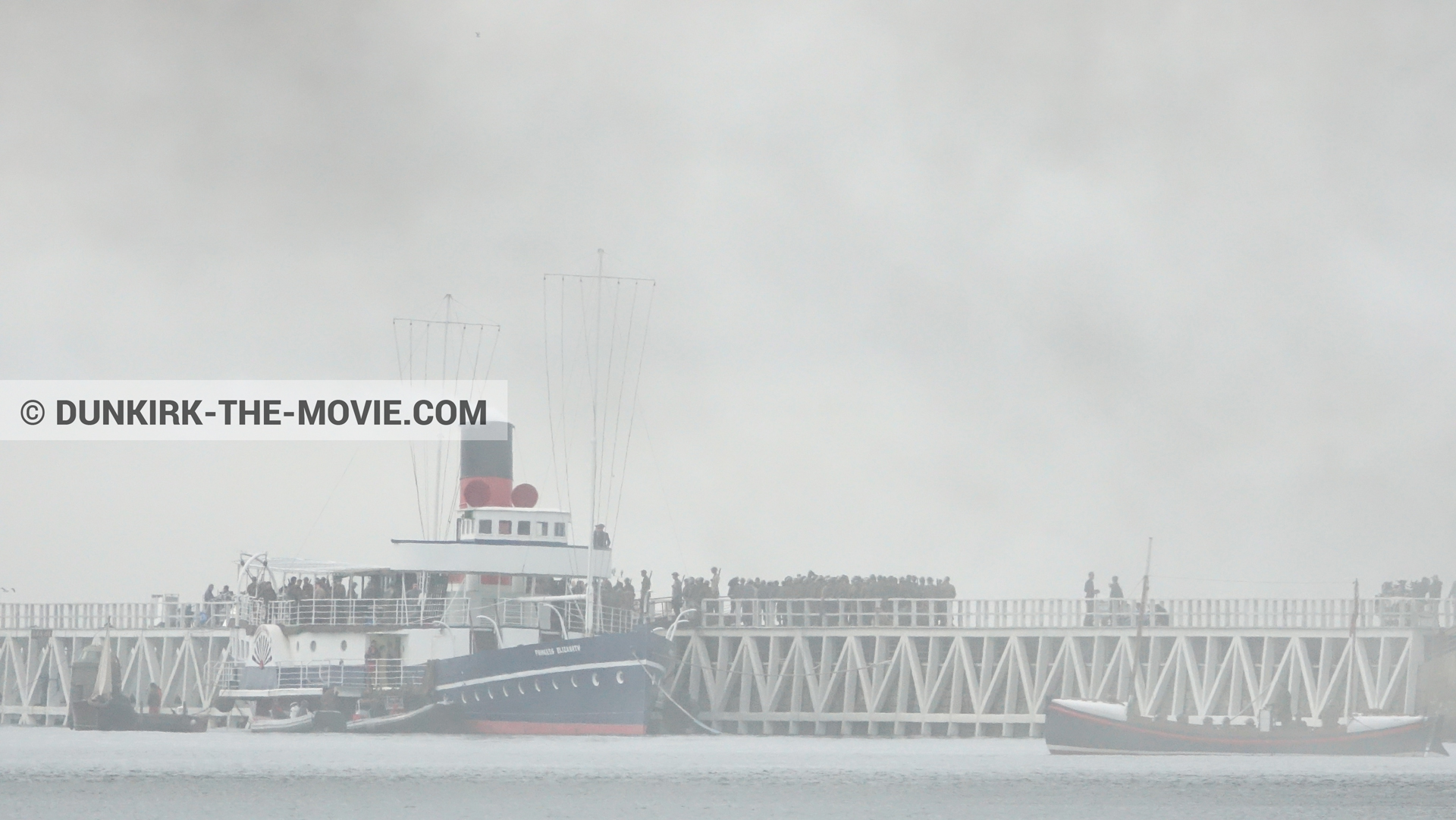 Photo avec bateau, ciel gris, fumÃ©e noire, jetÃ©e EST, Princess Elizabeth, canot de sauvetage Henry Finlay,  des dessous du Film Dunkerque de Nolan