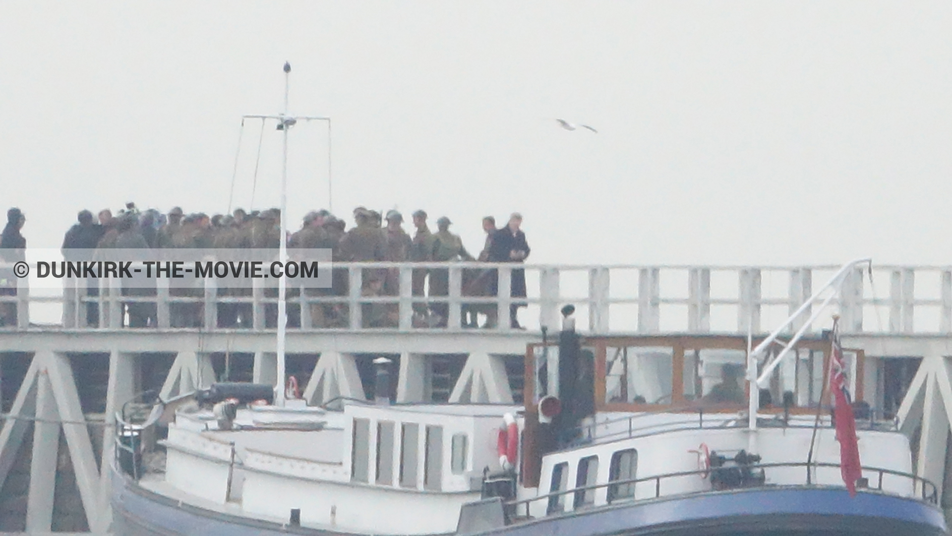 Fotos con barco, cielo gris, extras, muelle del ESTE,  durante el rodaje de la película Dunkerque de Nolan