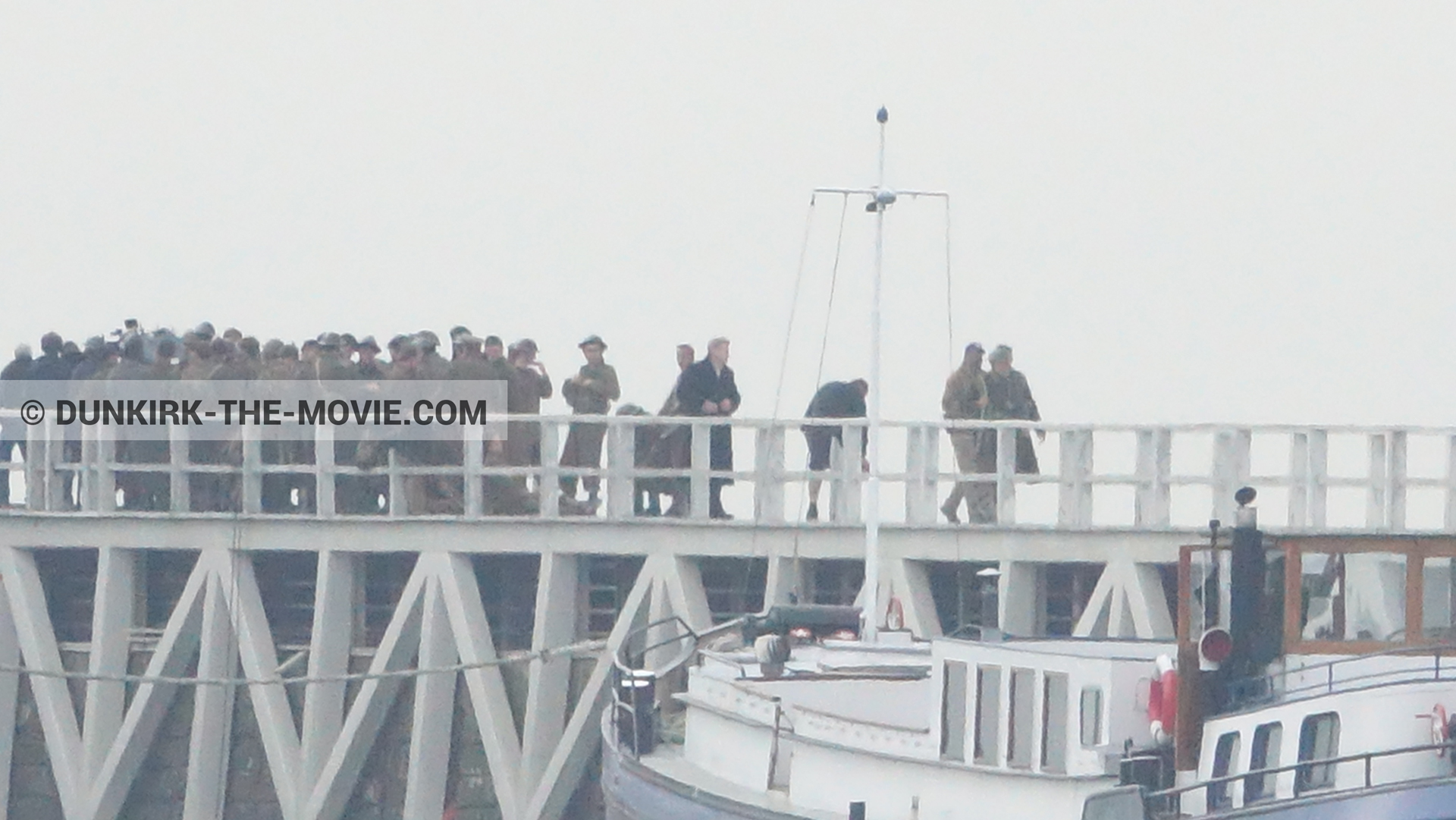 Fotos con barco, cielo gris, extras, muelle del ESTE,  durante el rodaje de la película Dunkerque de Nolan