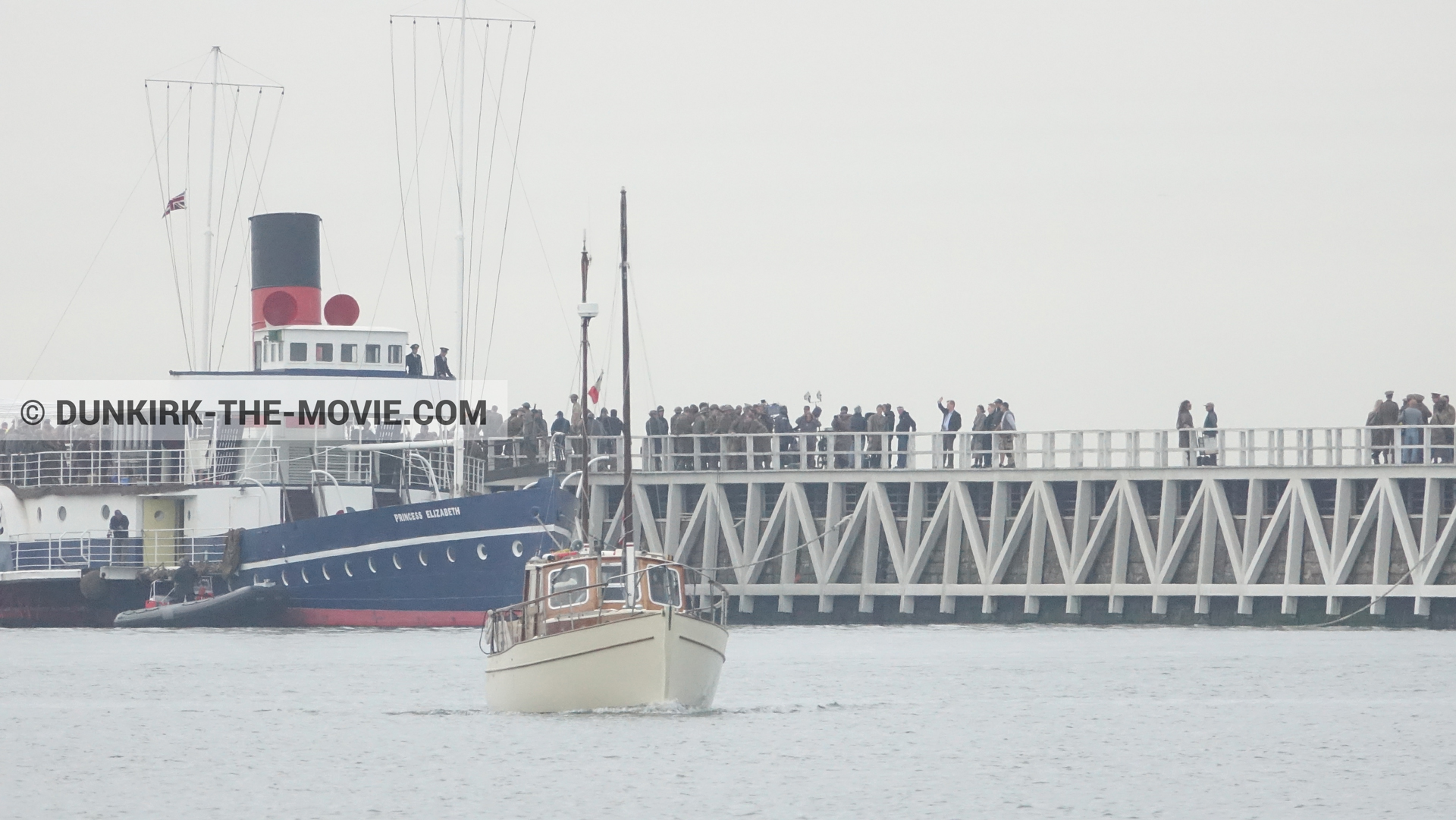 Photo avec bateau, figurants, jetée EST, Princess Elizabeth,  des dessous du Film Dunkerque de Nolan