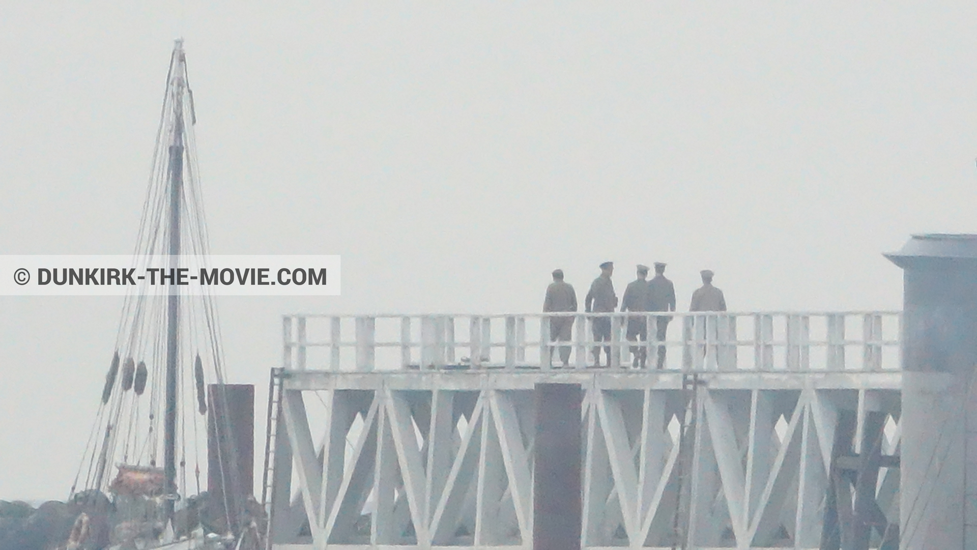 Photo avec acteur, ciel gris, dÃ©cor, jetÃ©e EST,  des dessous du Film Dunkerque de Nolan