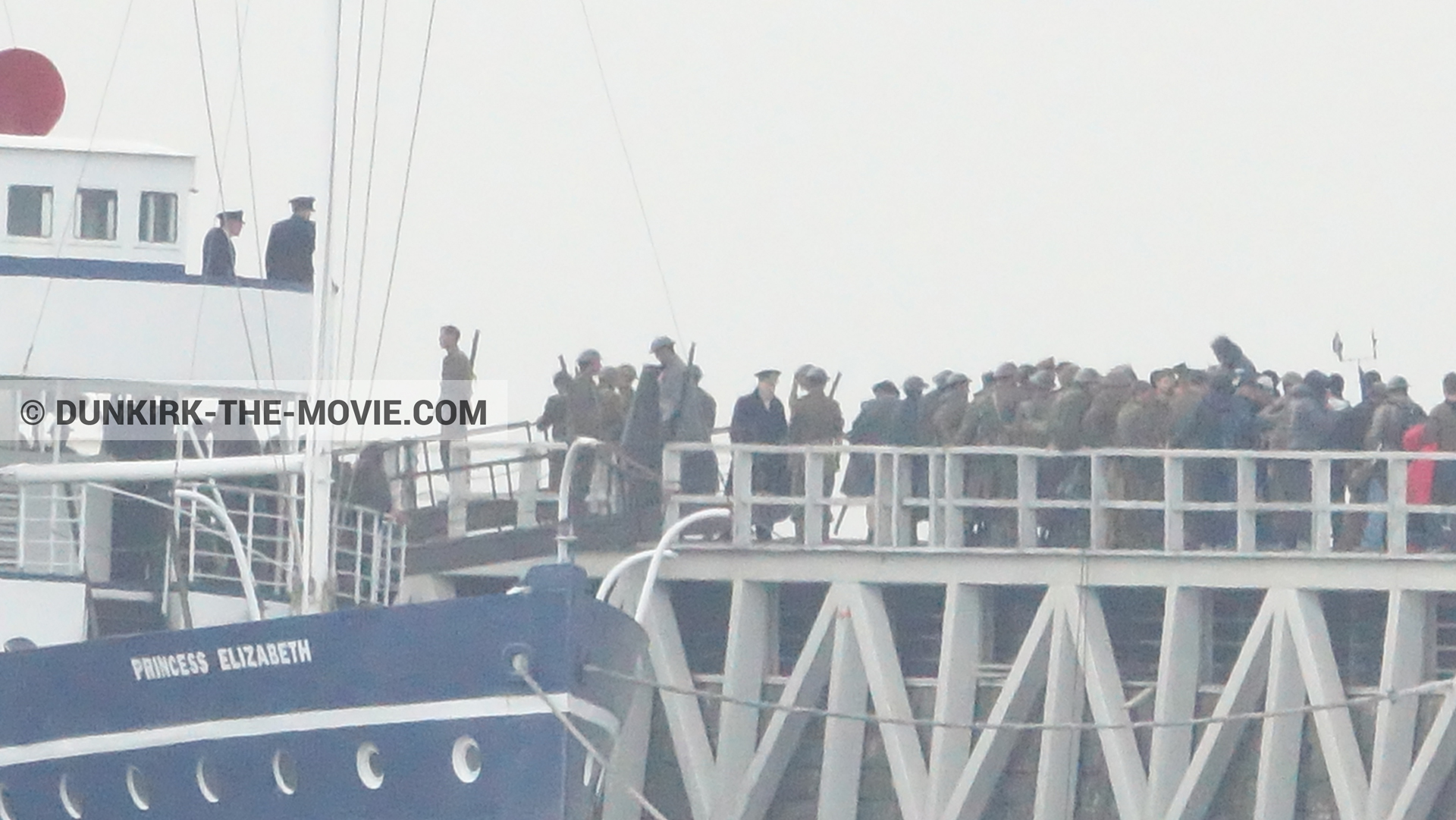 Photo avec ciel gris, figurants, jetée EST, Kenneth Branagh, Princess Elizabeth,  des dessous du Film Dunkerque de Nolan