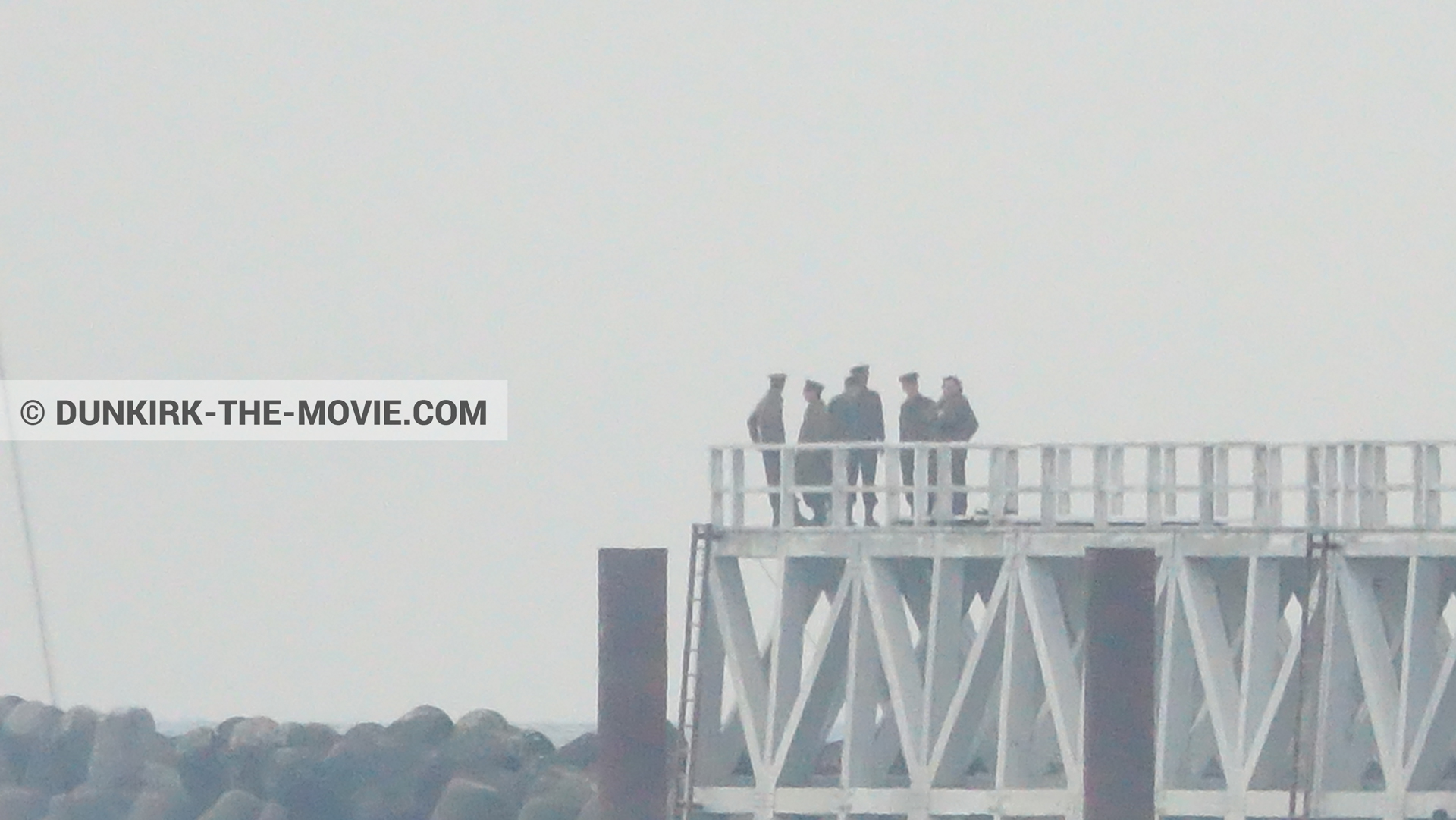 Fotos con actor, cielo gris, muelle del ESTE,  durante el rodaje de la película Dunkerque de Nolan