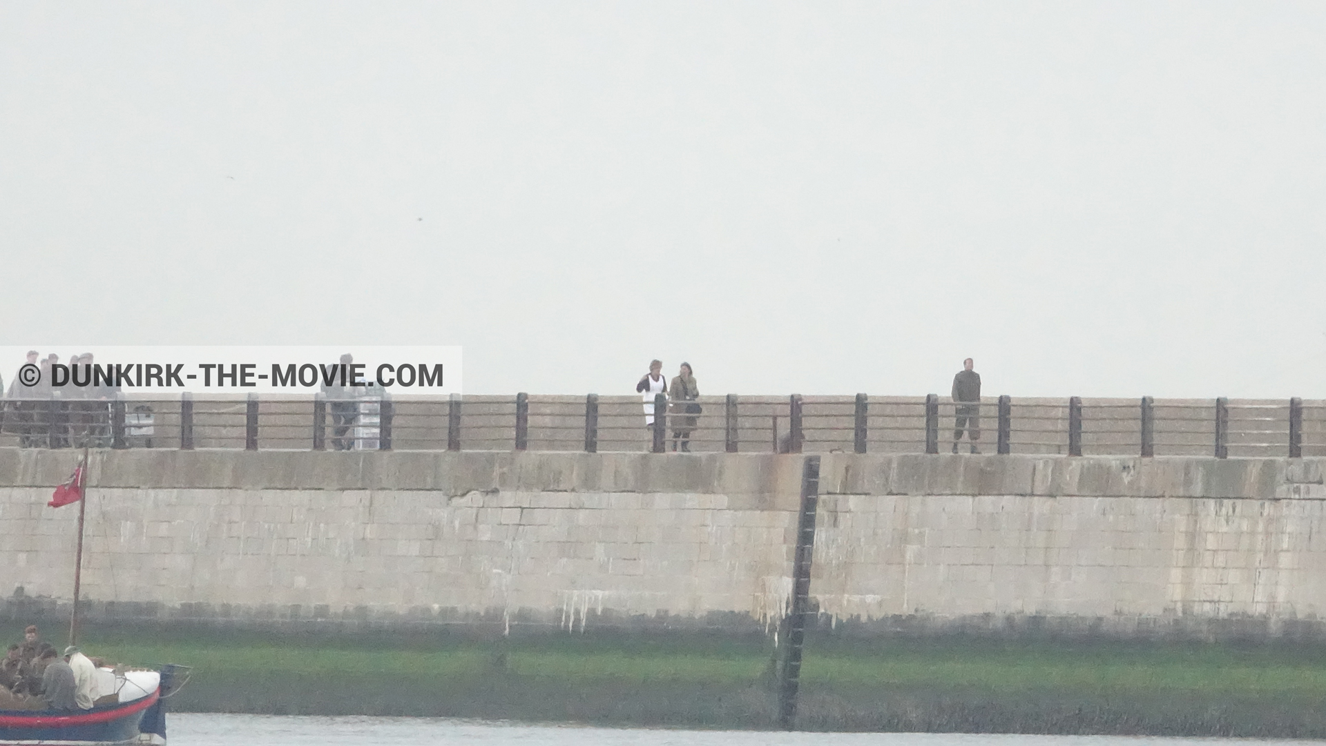 Picture with boat, grey sky, supernumeraries, EST pier, technical team,  from behind the scene of the Dunkirk movie by Nolan