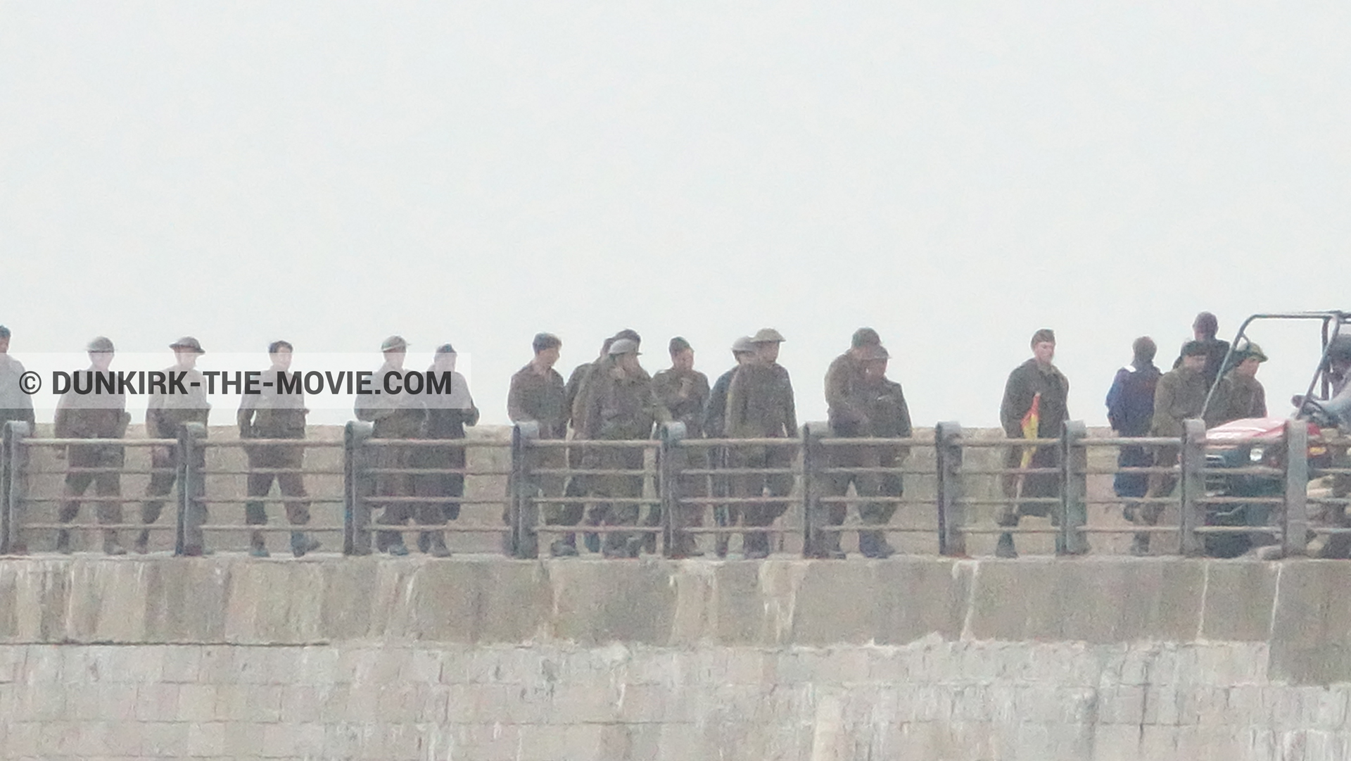 Fotos con cielo gris, extras, muelle del ESTE,  durante el rodaje de la película Dunkerque de Nolan